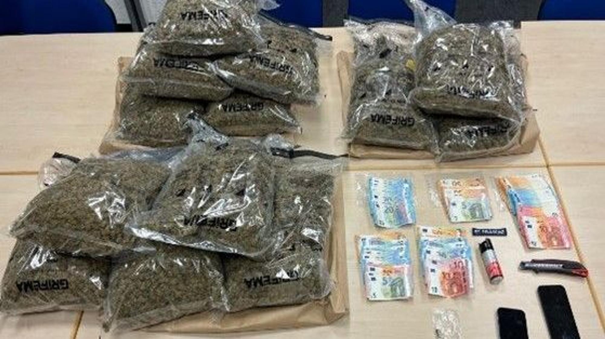 sichergestellte Drogen und Bargeld