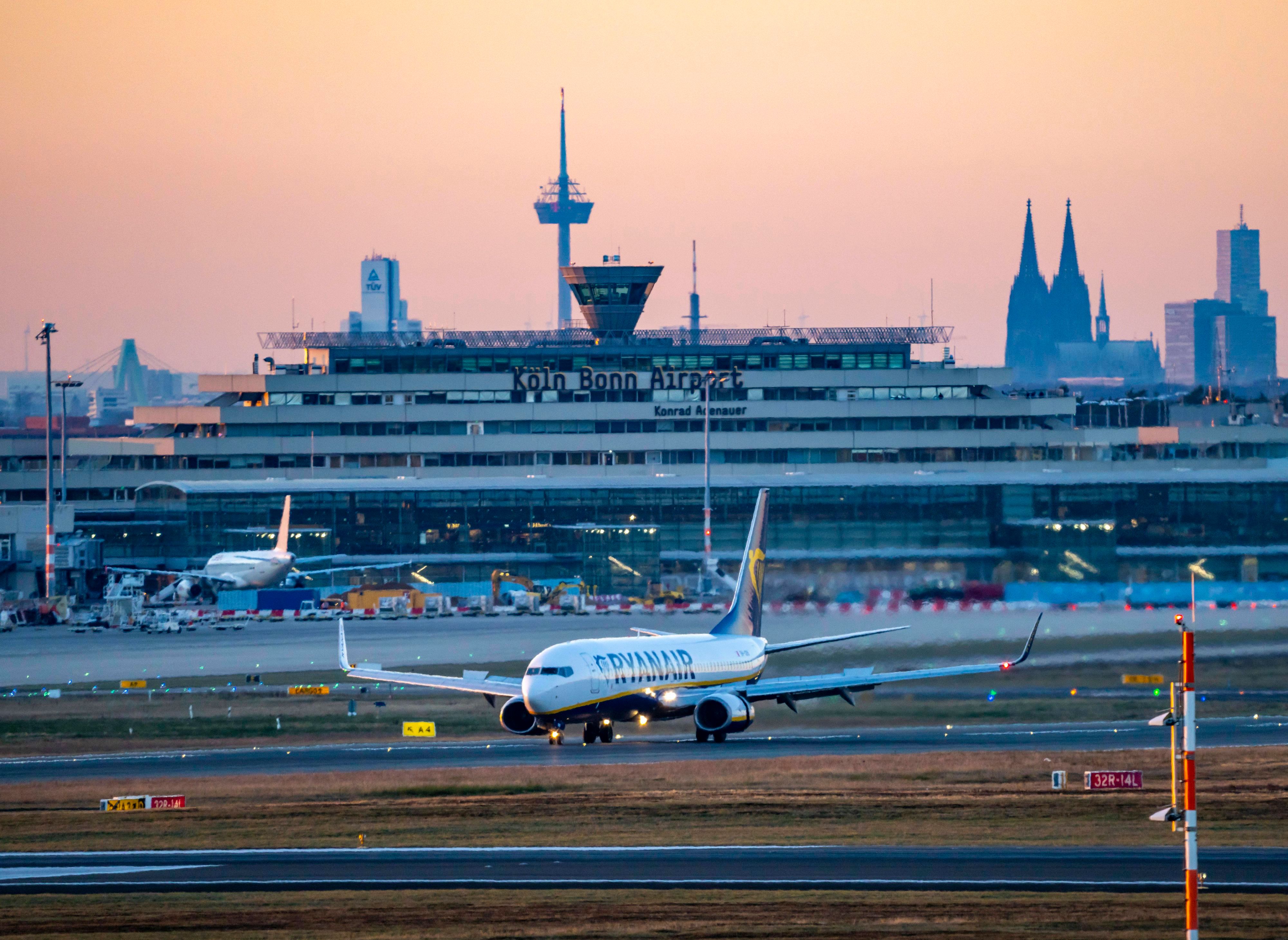 Eine Ryanair-Maschine bei der Landung auf dem Flughafen Köln/Bonn. Der Billigflieger baut sein Programm hier aus.