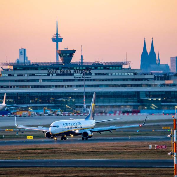 Eine Ryanair-Maschine bei der Landung auf dem Flughafen Köln/Bonn. Der Billigflieger baut sein Programm hier aus.