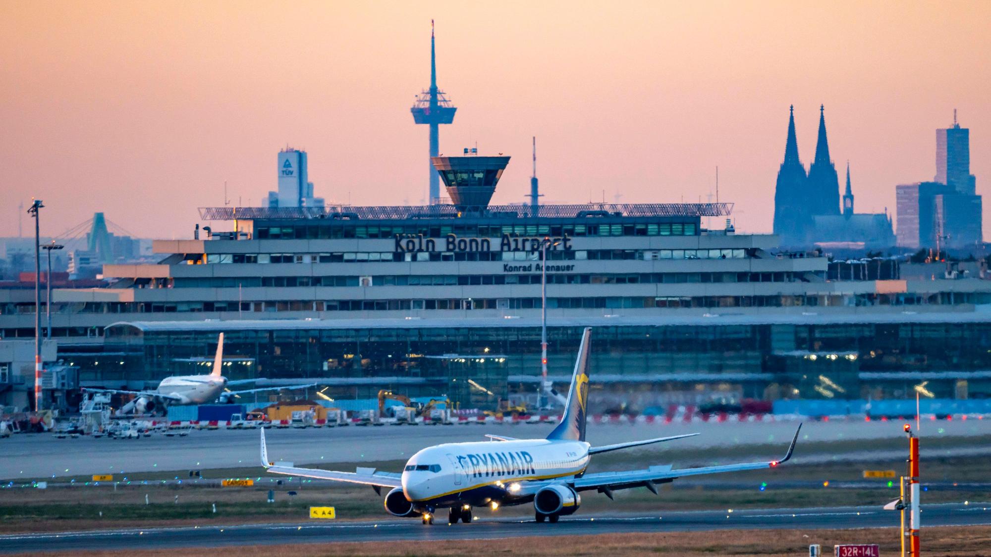 Eine Ryanair-Maschine bei der Landung auf dem Flughafen Köln/Bonn. Der Billigflieger baut sein Programm hier aus.