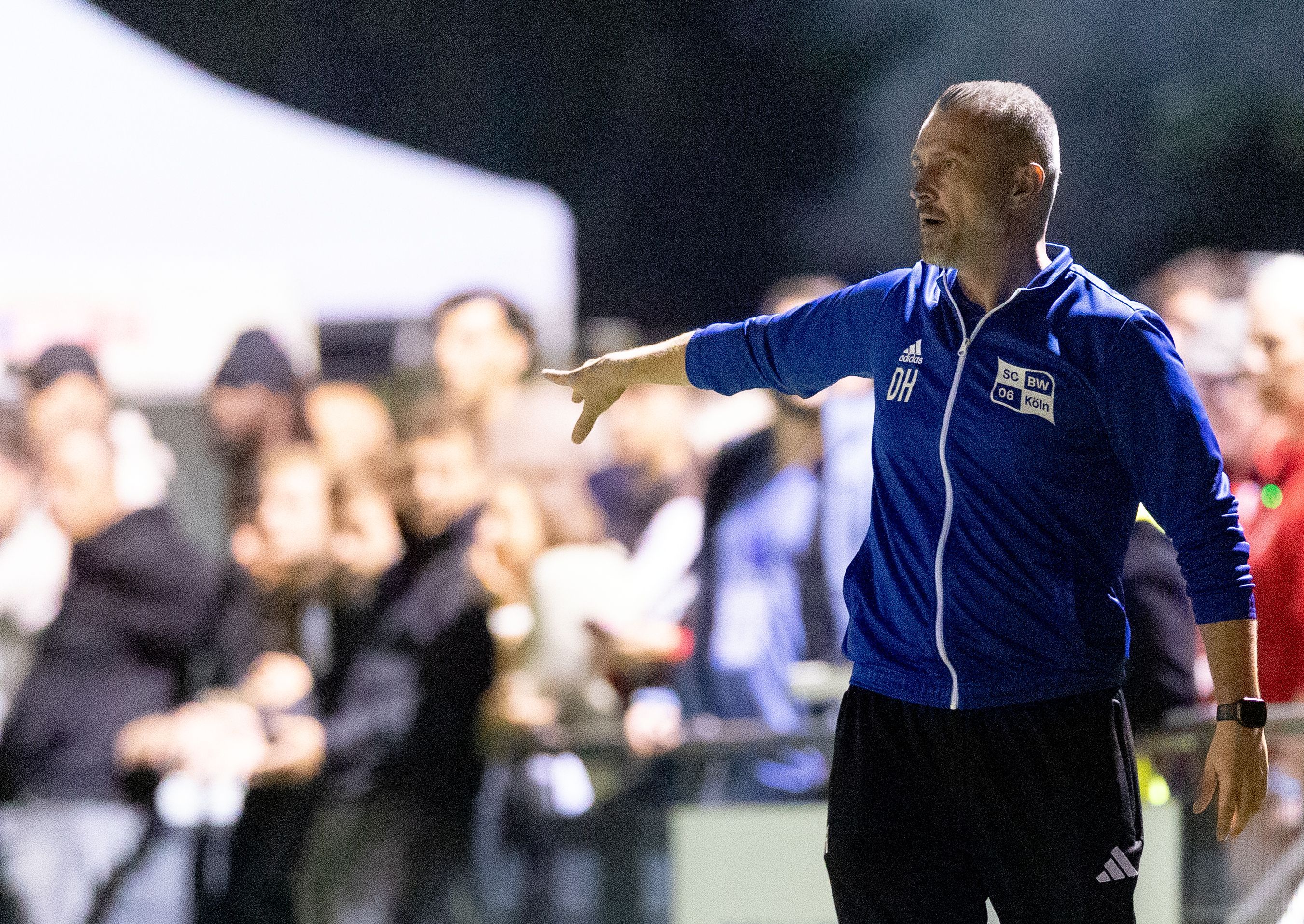 7.10.2026, Köln: Sport - Fußball Mittelrheinpokal -  Eichenkreuz Sportanlage Köln - Blau-Weiß Köln vs Viktoria Köln - Trainer Daniel Hubert Blau Weiß Köln.  Foto: Thilo Schmülgen