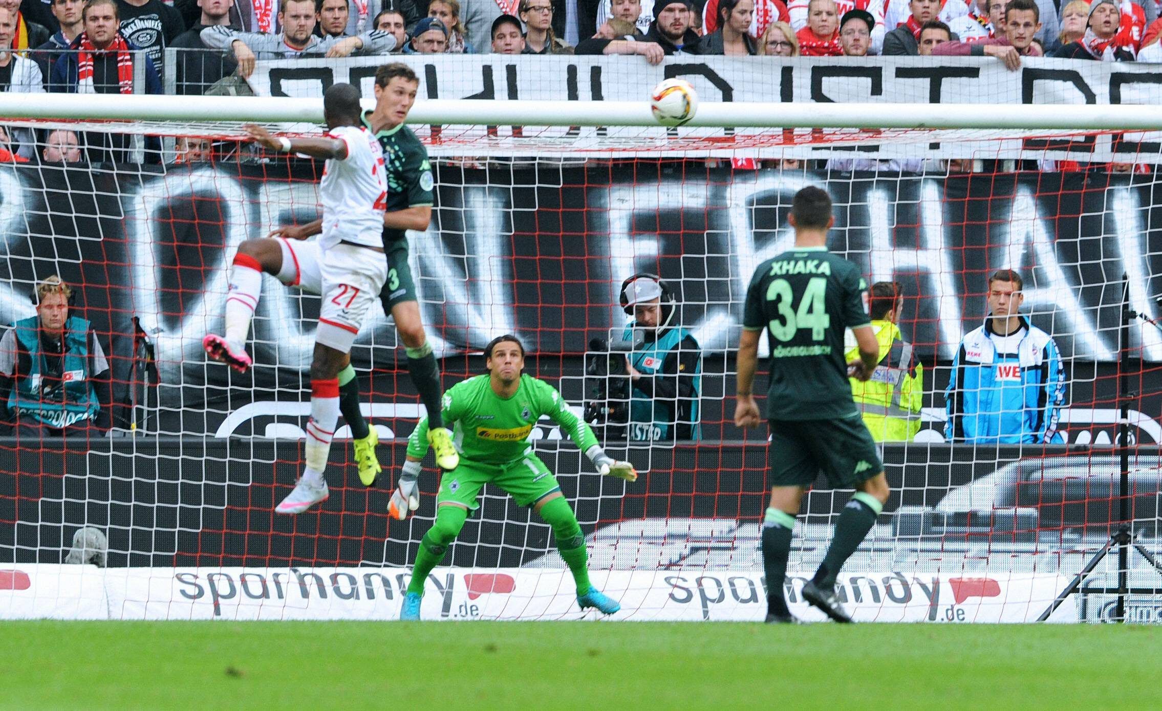 Fussball, Bundesliga, Deutschland, Herren, Saison 2015/2016, 5. Spieltag, Rhein Energie Stadion Köln, 1. FC Köln (weiss) - VfL Bor. Mönchengladbach (grün); Anthony Modeste (FC Köln) trifft zum 1:0 gegen Andreas Christensen (Gladbach), Yann Sommer (Gladbach) und Granit Xhaka (Gladbach), Aktion.

Football Bundesliga Germany men Season 2015 2016 5 Matchday Rhine Energy Stadium Cologne 1 FC Cologne White VfL Bor Moenchengladbach Green Anthony Modeste FC Cologne fault to 1 0 against Andreas Christensen Gladbach Yann Summer Gladbach and Granite Xhaka Gladbach Action shot