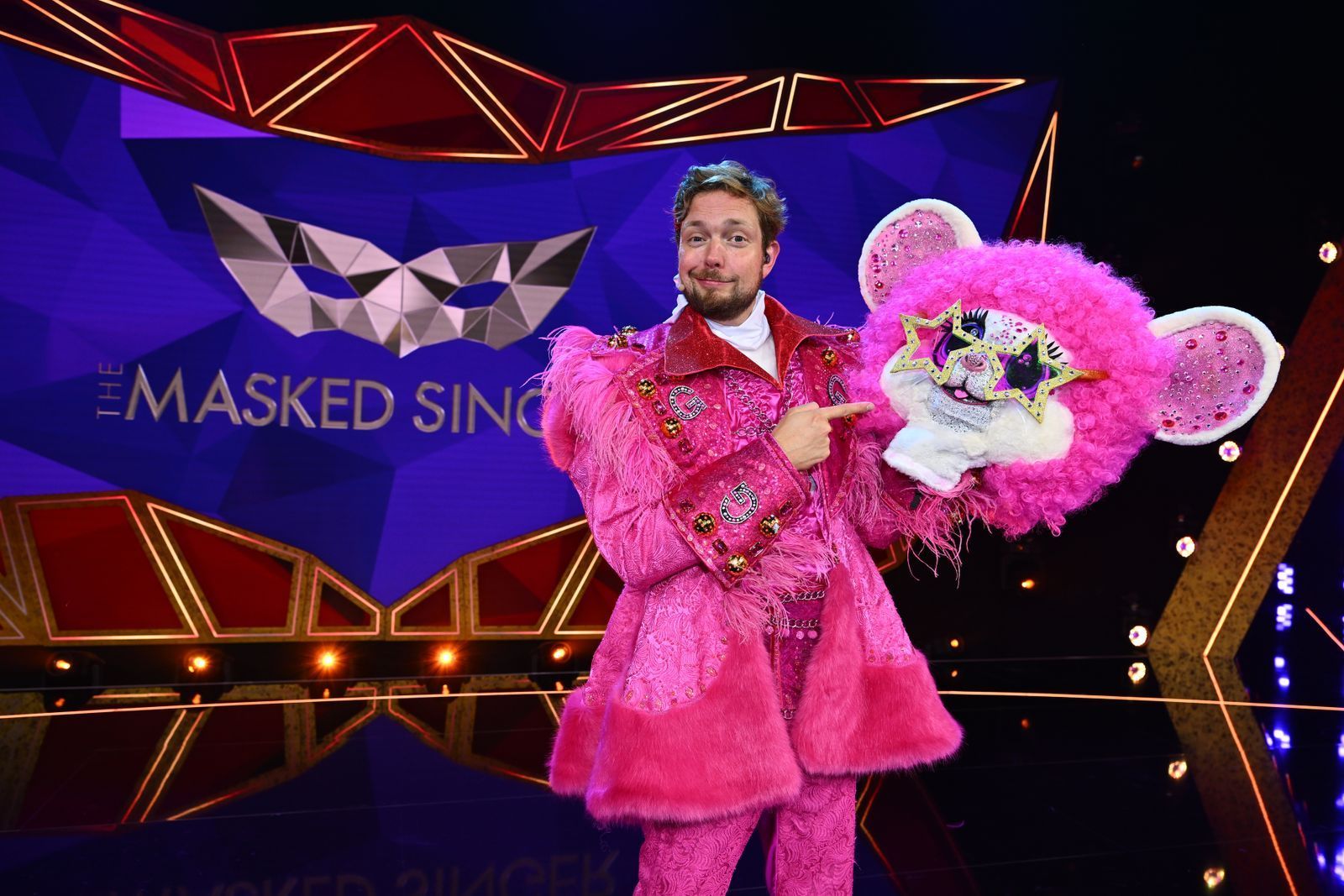 „Ich kann nicht singen und nicht tanzen, aber Party kann ich.“ Bastian Biellendorfer hielt mit seinen starken Auftritten als „Groovy“ Wort. (Bild: Joyn/Willi Weber)