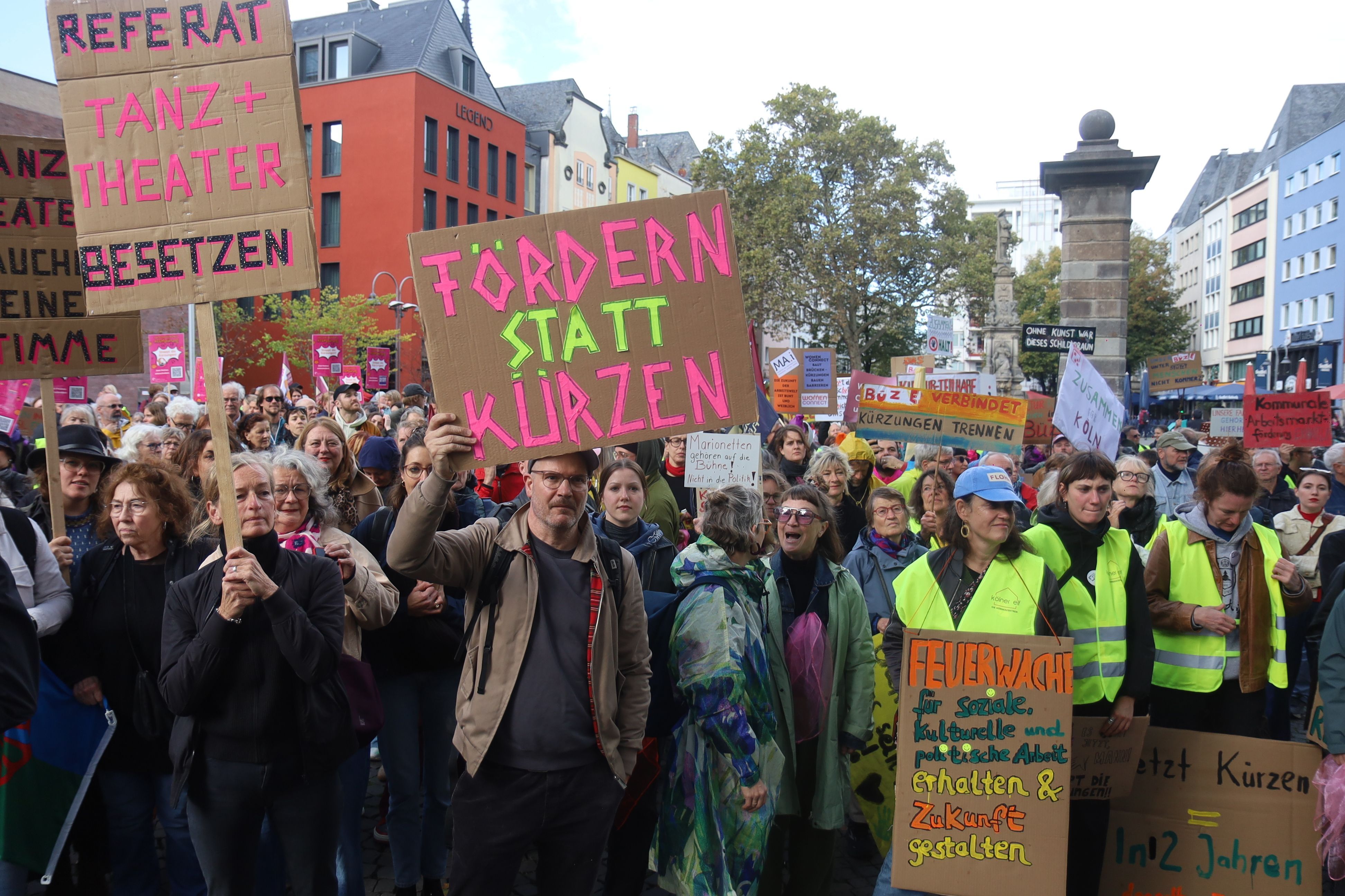 Kundgebung gegen die geplanten Haushaltskürzungen der Stadt Köln bei Freier Kultur und Sozialem.