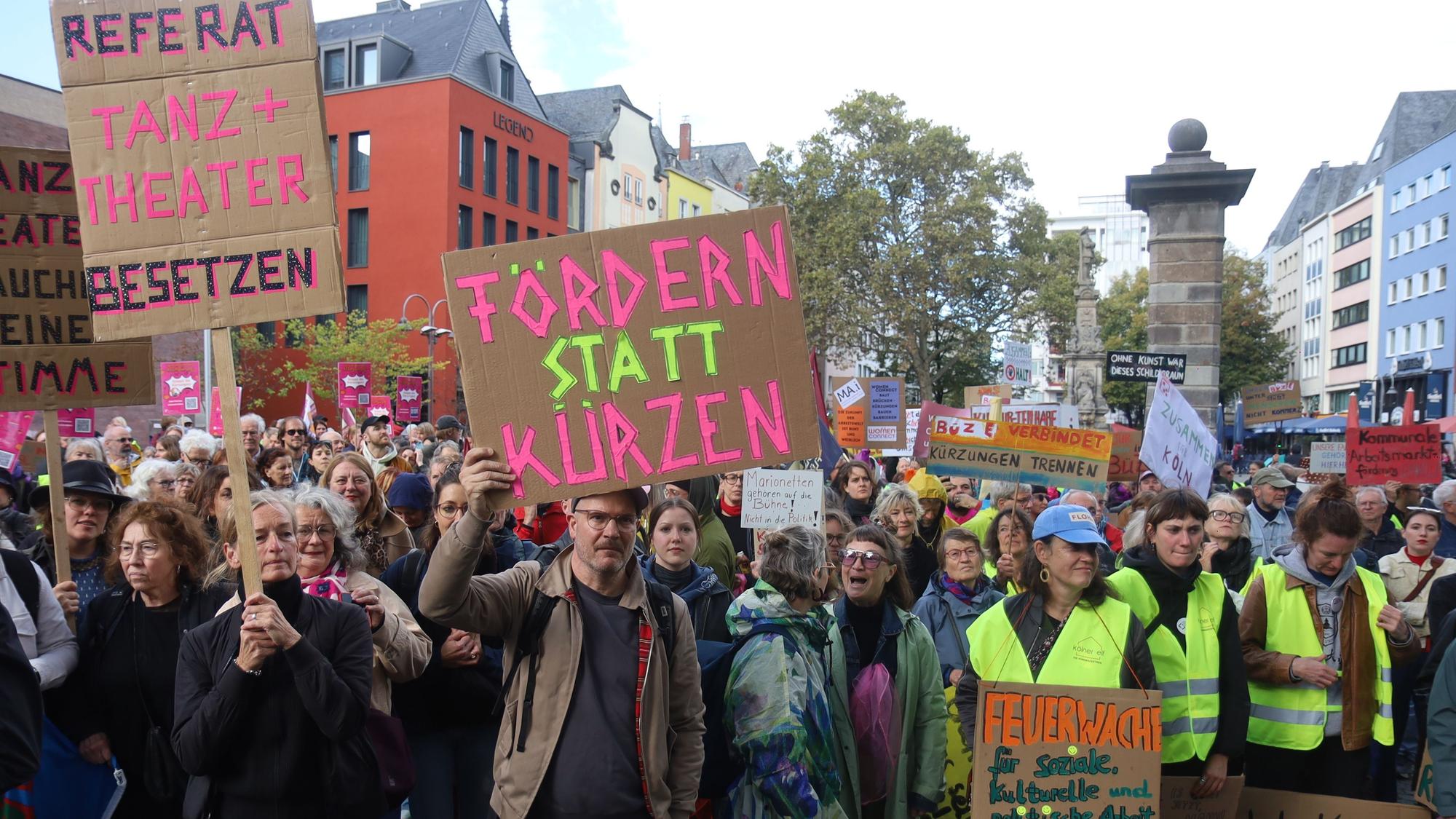 Kundgebung gegen die geplanten Haushaltskürzungen der Stadt Köln bei Freier Kultur und Sozialem.