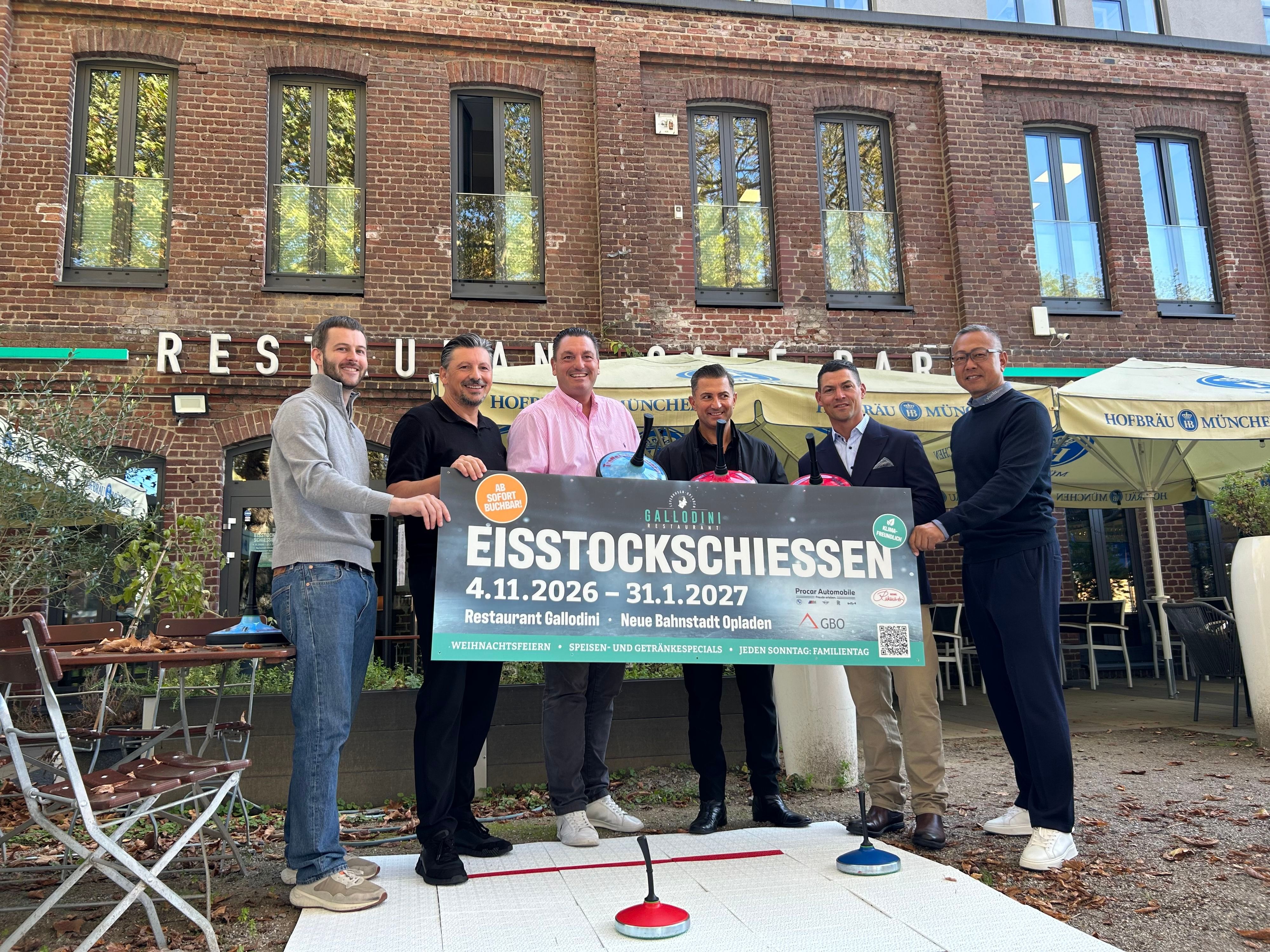 Sechs Männer halten ein Plakat hoch.