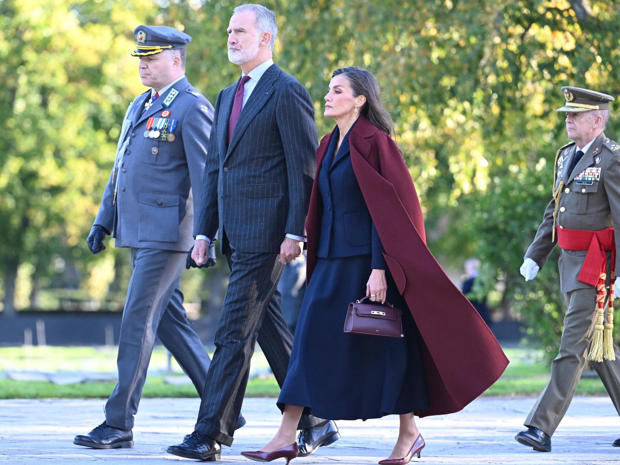 König Felipe VI. und Königin Letizia bei einer Kranzniederlegung auf dem Hietaniemi-Friedhof in Helsinki, dem Nationalfriedhof Finnlands.