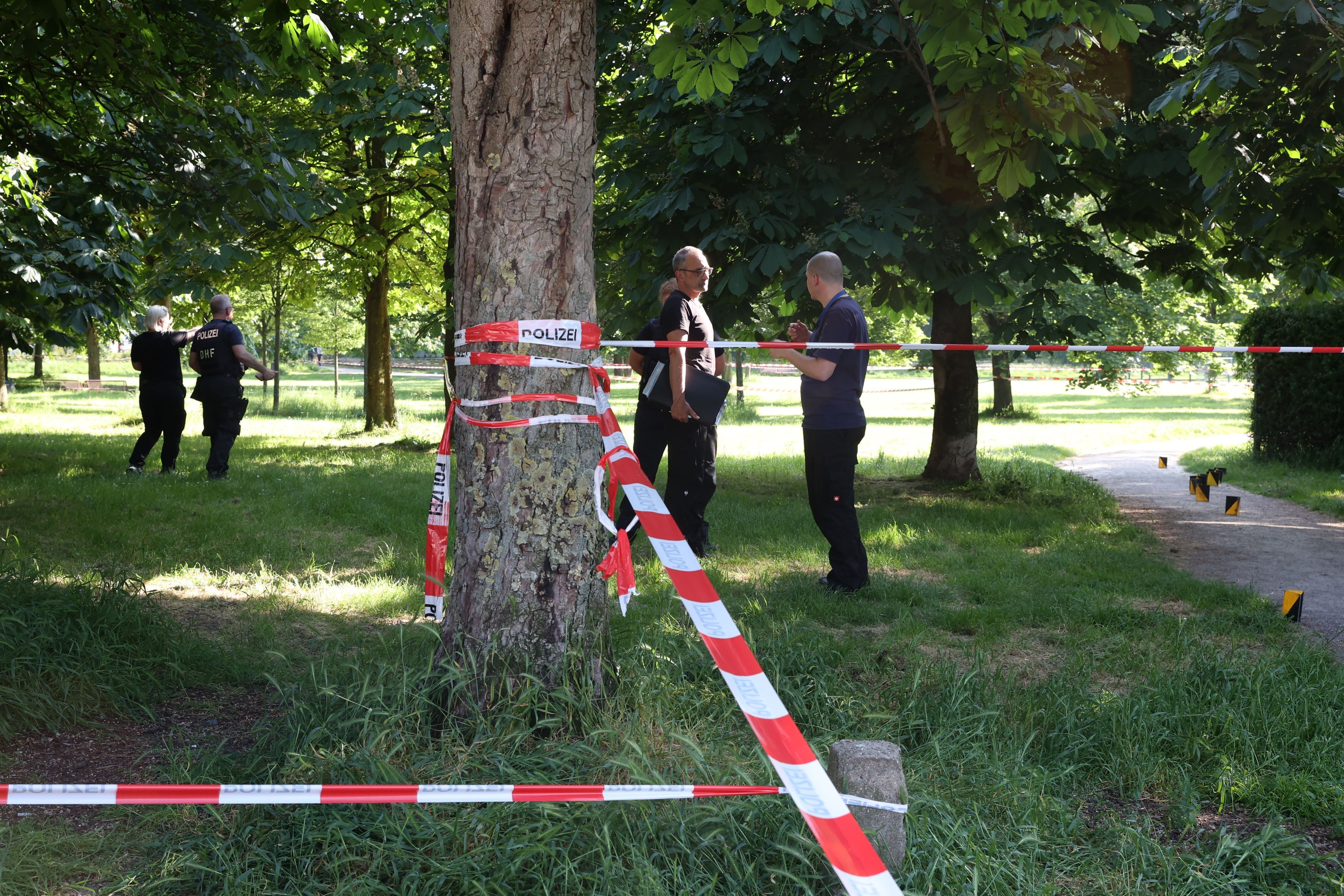 Mai 2023: Die Ermittler nach dem Rockermord im Mülheimer Böcking-Park.