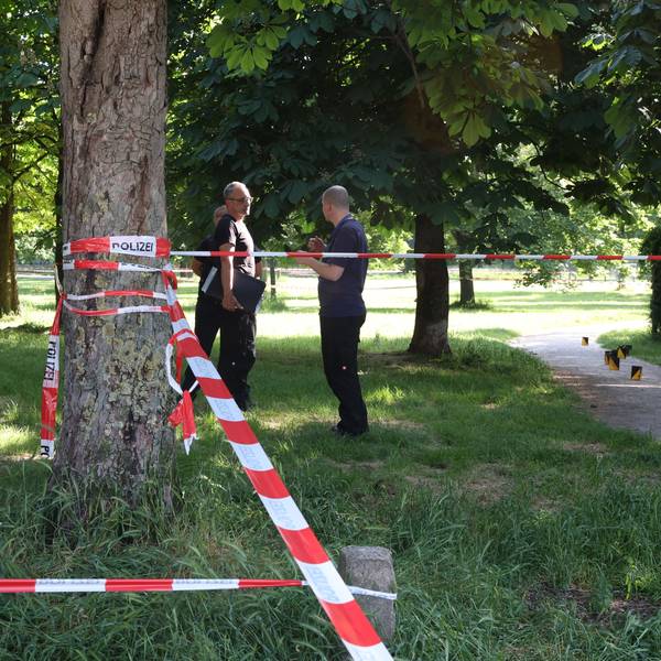 Mai 2023: Die Ermittler nach dem Rockermord im Mülheimer Böcking-Park.