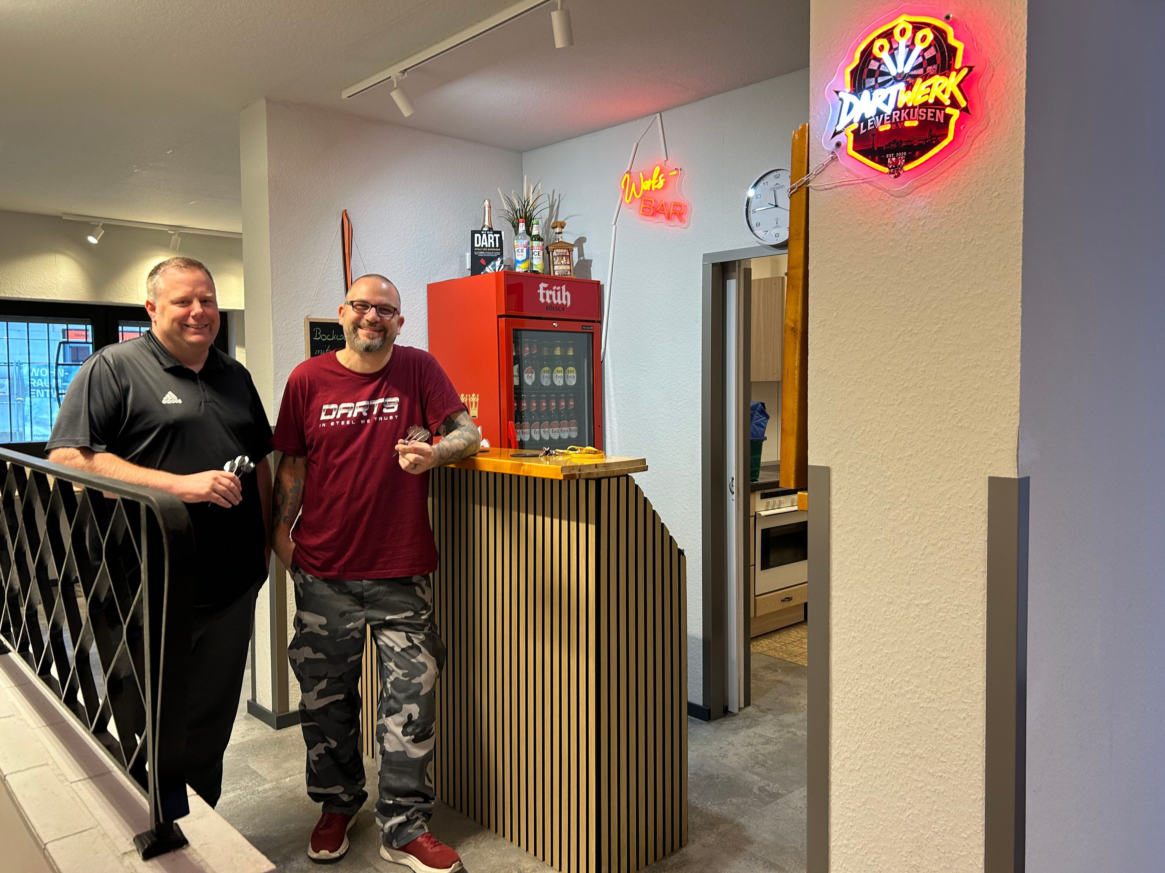 Der zweite Vorsitzende Christian Claaßen (l.) und Jugendleiter Johannes Grabarz an der Bar im neuen Vereinsheim.