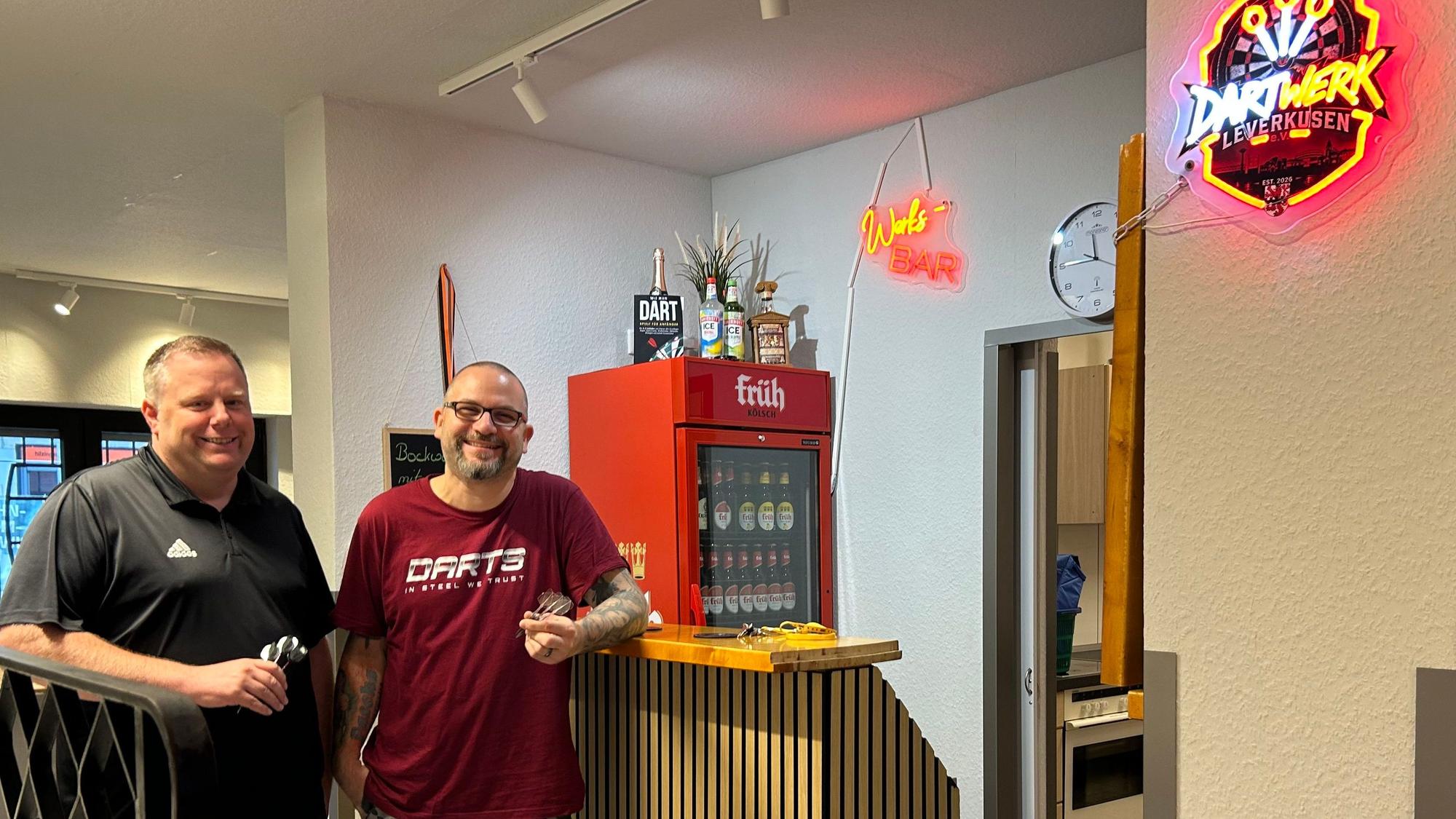 Der zweite Vorsitzende Christian Claaßen (l.) und Jugendleiter Johannes Grabarz an der Bar im neuen Vereinsheim.