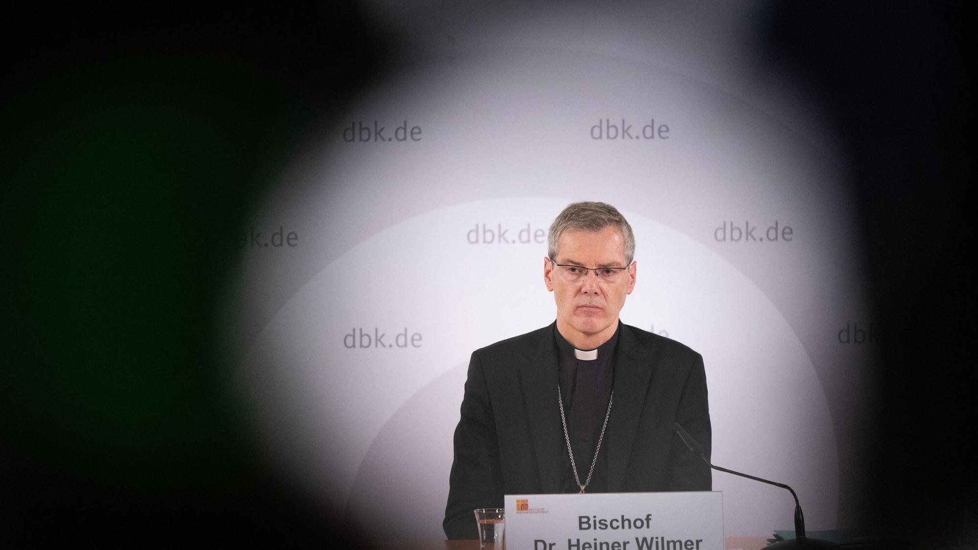 Heiner Wilmer, Bischof von Münster und Vorsitzender der Deutschen Bischofskonferenz, spricht bei einer Pressekonferenz. Die Deutsche Bischofskonferenz ist das Führungsgremium der katholischen Kirche in Deutschland. (Archivbild)