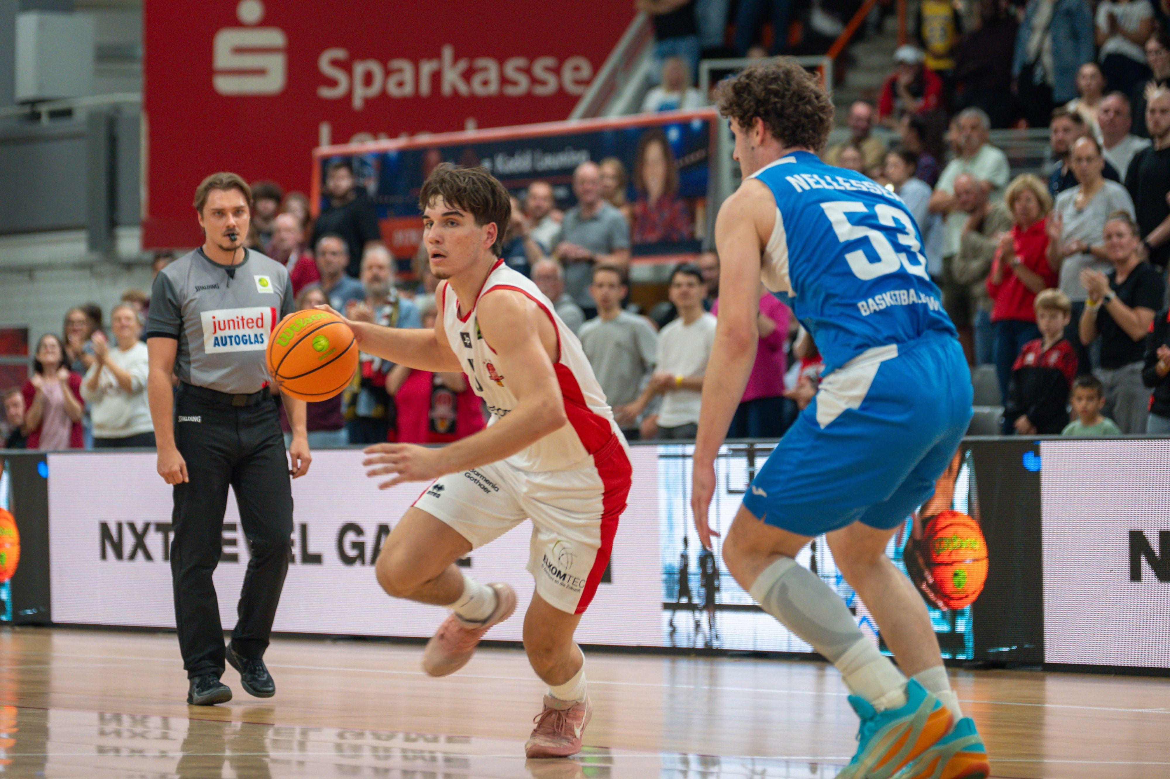 Zweikampf zwischen Jug Bogdan Bayer Giants Leverkusen, 05 und Samuel Nellessen CATL Basketball Loewen, 53. Bayer Giants Leverkusen vs. CATL Basketball Loewen, Basketball, Barmer 2. BBL, Pro B Sued, 02. Spieltag, Saison 2026/2027, 04.10.2026 Bayer Giants Leverkusen vs. CATL Basketball Loewen, Basketball, Barmer 2. BBL, Pro B Sued, 02. Spieltag, Saison 2026/2027, 04.10.2026 Leverkusen *** Head-to-head matchup between Jug Bogdan of the Bayer Giants Leverkusen, 05, and Samuel Nellessen of CATL Basketball Loewen, 53 Bayer Giants Leverkusen vs. CATL Basketball Loewen, Basketball, Barmer 2 BBL, Pro B South, Matchday 2, 20262027 Season, October 4, 2026 Bayer Giants Leverkusen vs. CATL Basketball Loewen, Basketball, Barmer 2 BBL, Pro B South, Matchday 2, 20262027 Season, October 4, 2026 Leverkusen Copyright: xEibner-Pressefoto/ThomasxHaeslerx EP_THR
