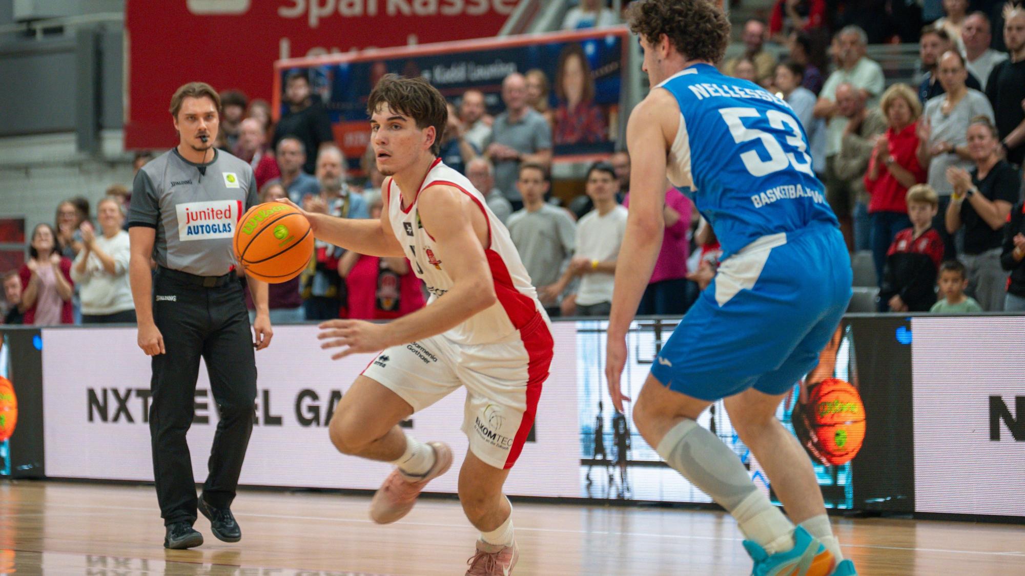 Zweikampf zwischen Jug Bogdan Bayer Giants Leverkusen, 05 und Samuel Nellessen CATL Basketball Loewen, 53. Bayer Giants Leverkusen vs. CATL Basketball Loewen, Basketball, Barmer 2. BBL, Pro B Sued, 02. Spieltag, Saison 2026/2027, 04.10.2026 Bayer Giants Leverkusen vs. CATL Basketball Loewen, Basketball, Barmer 2. BBL, Pro B Sued, 02. Spieltag, Saison 2026/2027, 04.10.2026 Leverkusen *** Head-to-head matchup between Jug Bogdan of the Bayer Giants Leverkusen, 05, and Samuel Nellessen of CATL Basketball Loewen, 53 Bayer Giants Leverkusen vs. CATL Basketball Loewen, Basketball, Barmer 2 BBL, Pro B South, Matchday 2, 20262027 Season, October 4, 2026 Bayer Giants Leverkusen vs. CATL Basketball Loewen, Basketball, Barmer 2 BBL, Pro B South, Matchday 2, 20262027 Season, October 4, 2026 Leverkusen Copyright: xEibner-Pressefoto/ThomasxHaeslerx EP_THR