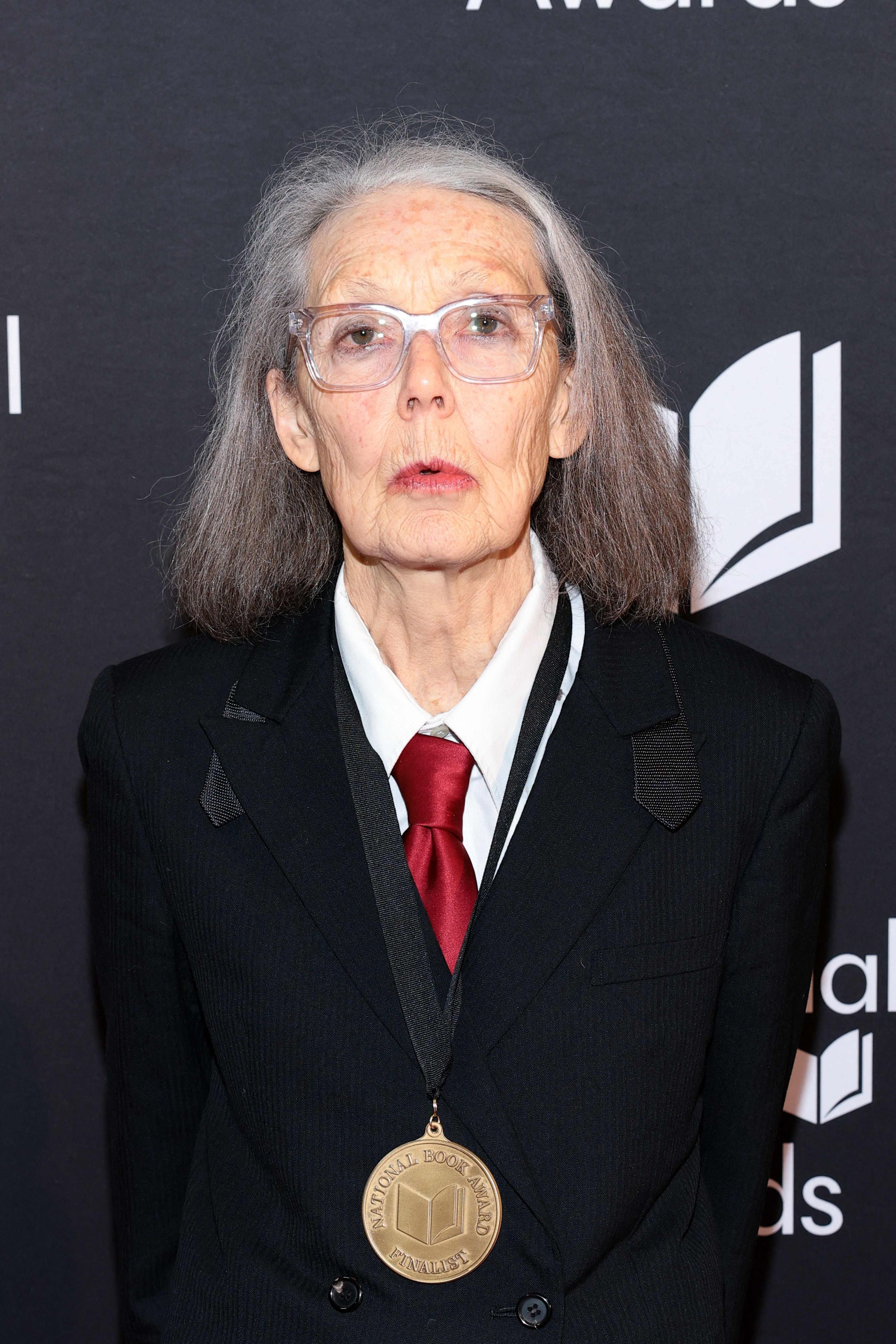 Die kanadische Schriftstellerin Anne Carson nahm am 20. November 2024 in New York City an der 75. Verleihung der National Book Awards im Cipriani Wall Street teil.