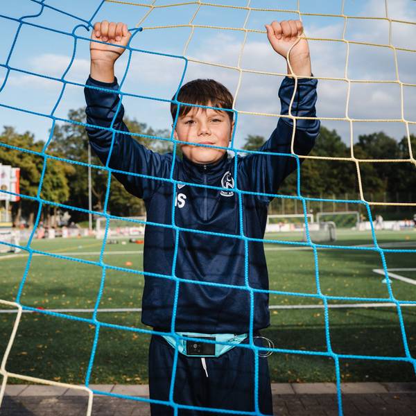 Nick (11) hat Diabetes und Zöliakie und spielt Leistungsfußball beim SC West mit einer Insulinpumpe am Gürtel.