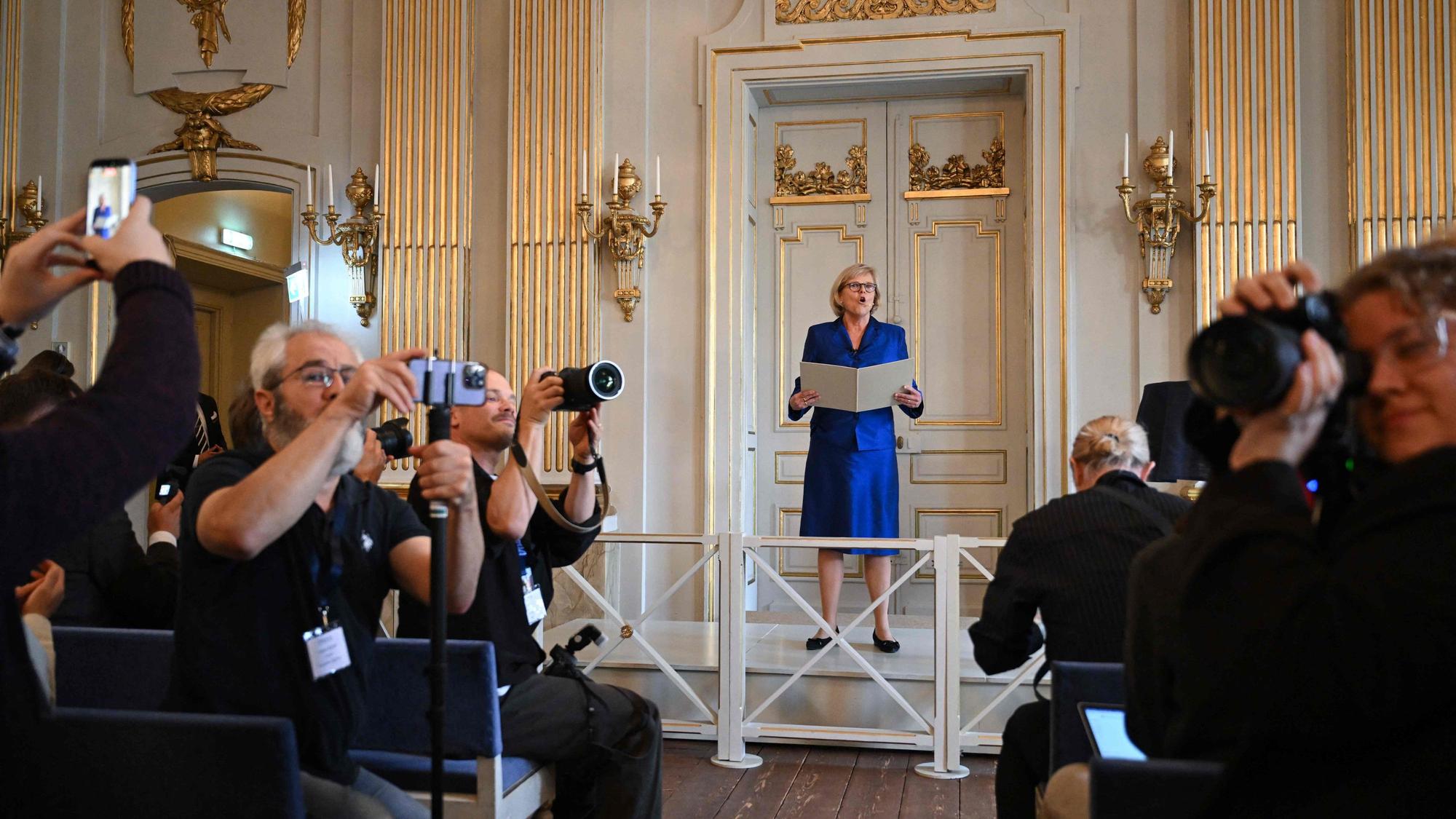Die Ständige Sekretärin der Schwedischen Akademie Ingrid Carlberg gibt bekannt, wer den Literaturnobelpreis 2026 erhält.