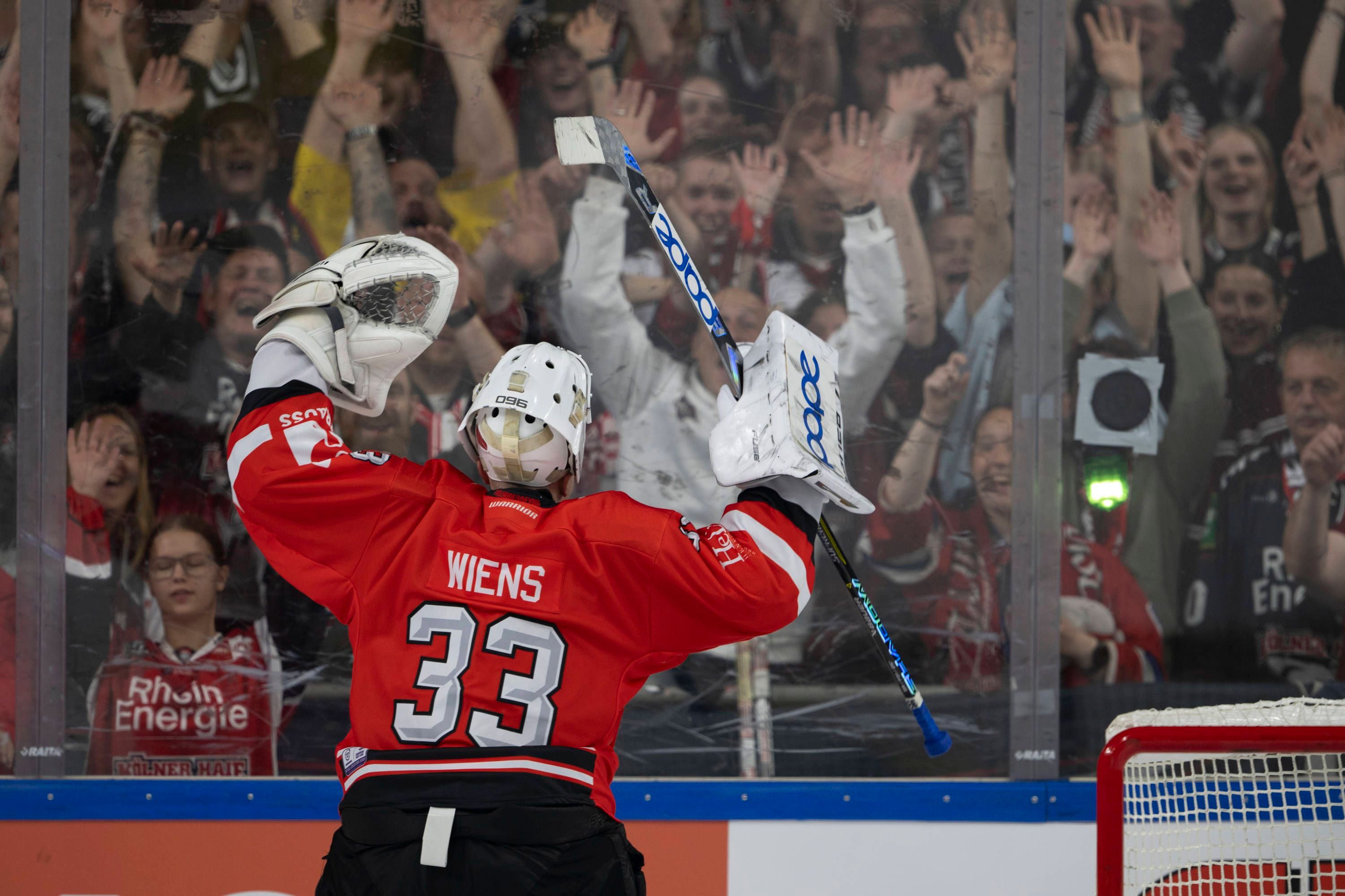 Feiert mit den Kölner Fans nach seinem Shutout in der CHL: Nico Wiens