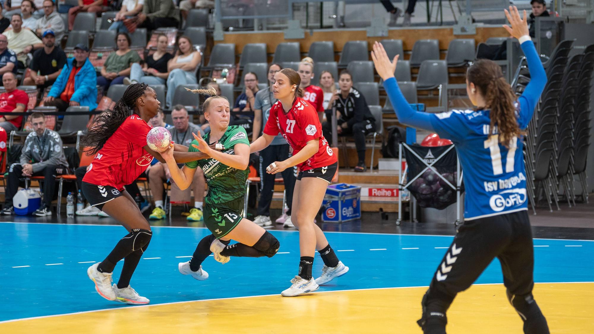Jessy Marlonne Souza (links) und Luise Gruber nehmen Kirchhofs Juliana Wagner in die Zange.