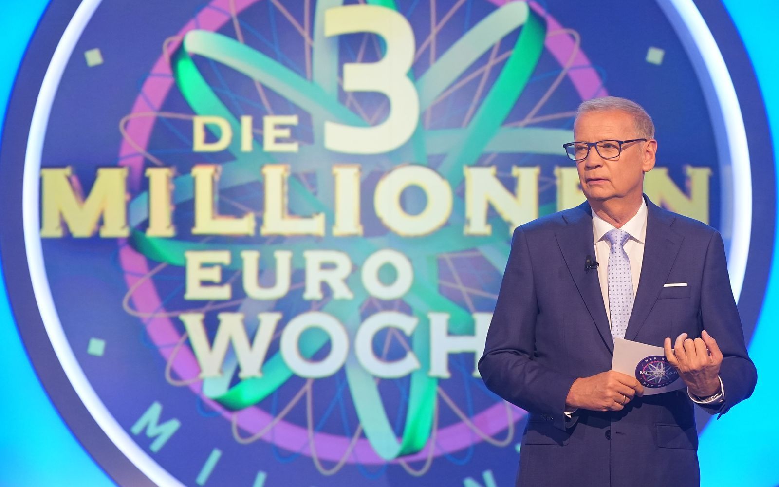 Günther Jauch wundert sich: Keiner will die Auswahlfrage beantworten. (Bild: RTL / Stefan Gregorowius)