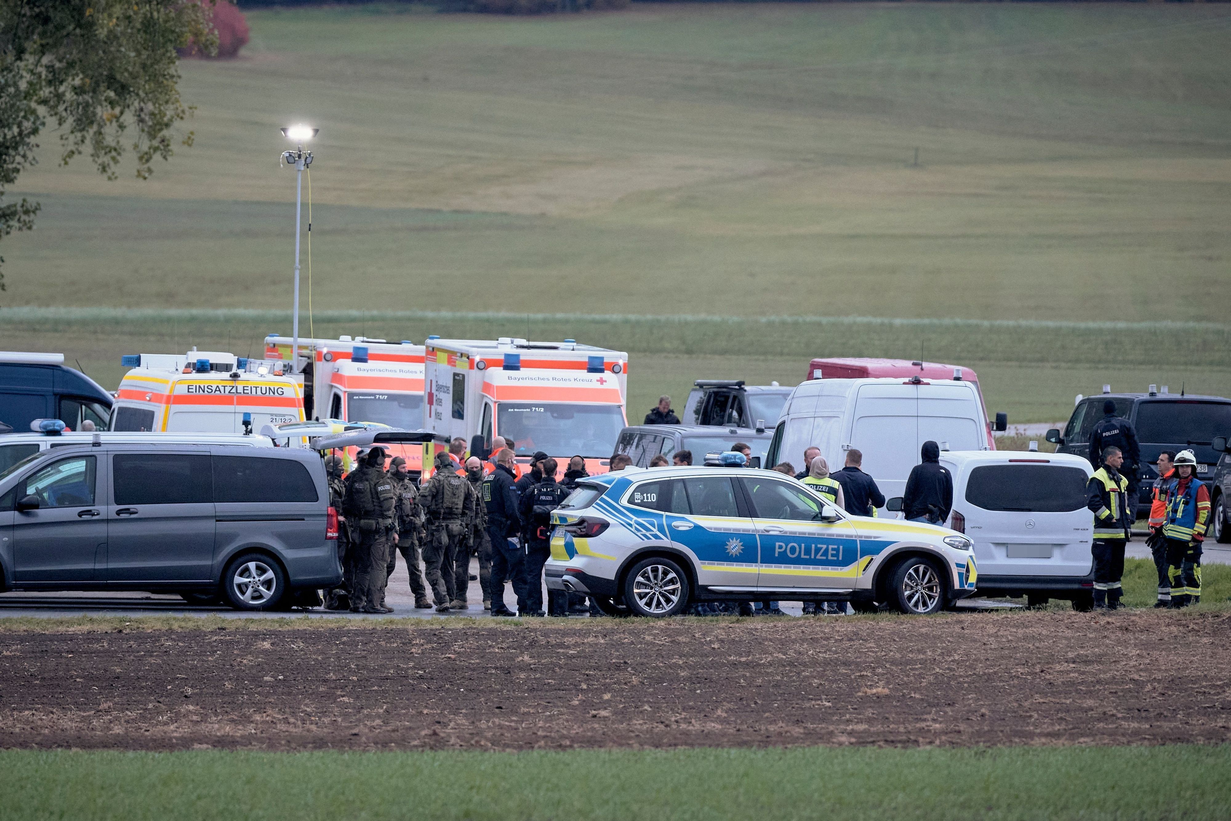 08.10.2026, Bayern, Berngau: Kräfte von Polizei und Rettungsdienst sind in Berngau (Landkreis Neumarkt in der Oberpfalz) im Einsatz. Bei einer Waffenkontrolle ist ein Behördenmitarbeiter erschossen worden. Eine zweite Person sei schwer verletzt worden, teilte die Polizei mit. Foto: Tizian Gerbing/dpa +++ dpa-Bildfunk +++