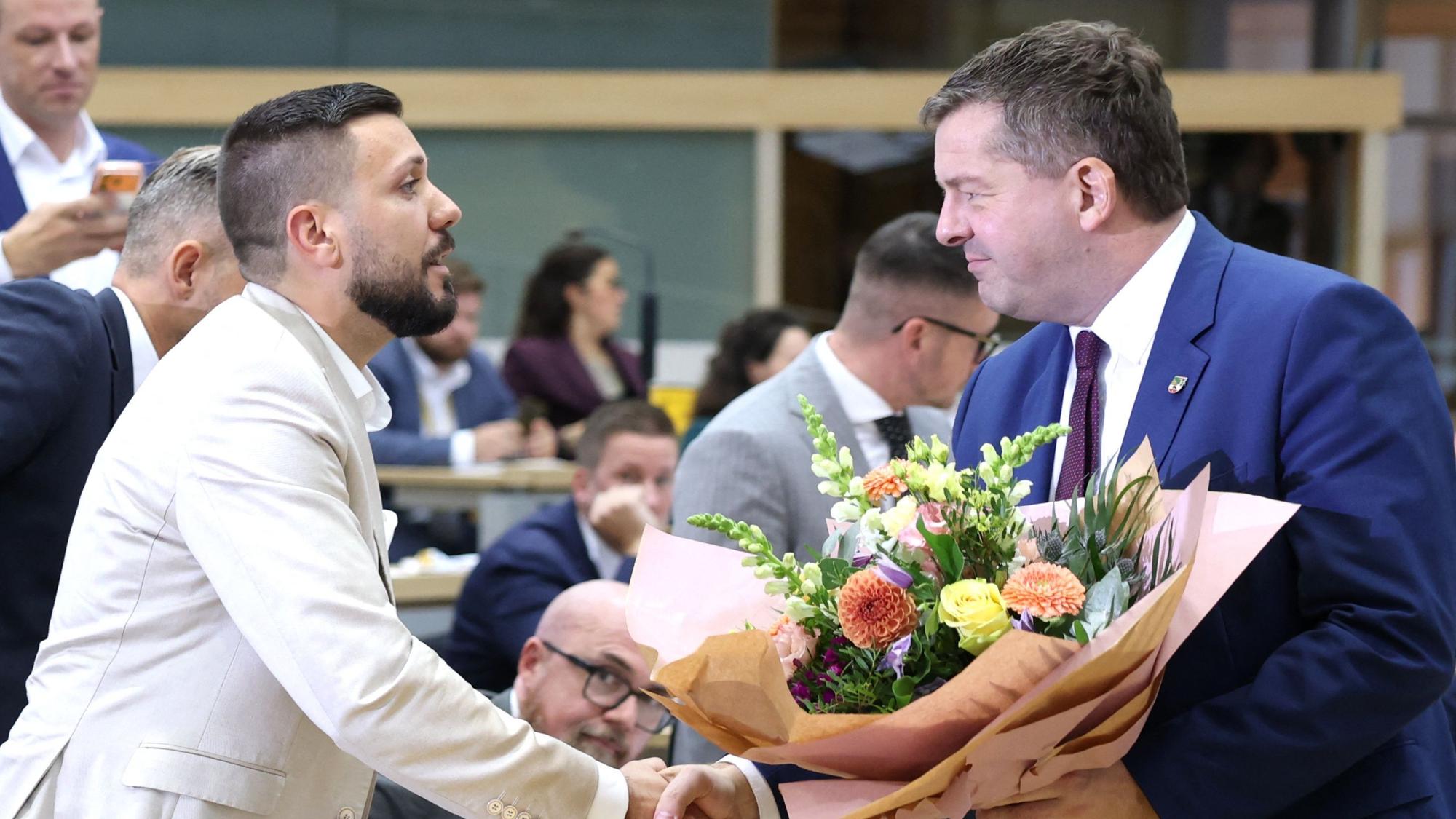 CDU-Politiker Sven Schulze gratulierte dem AfD-Politiker Tobias Rausch nach dessen Wahl zum Präsidenten des Landtags von Sachsen-Anhalt mit Blumen.