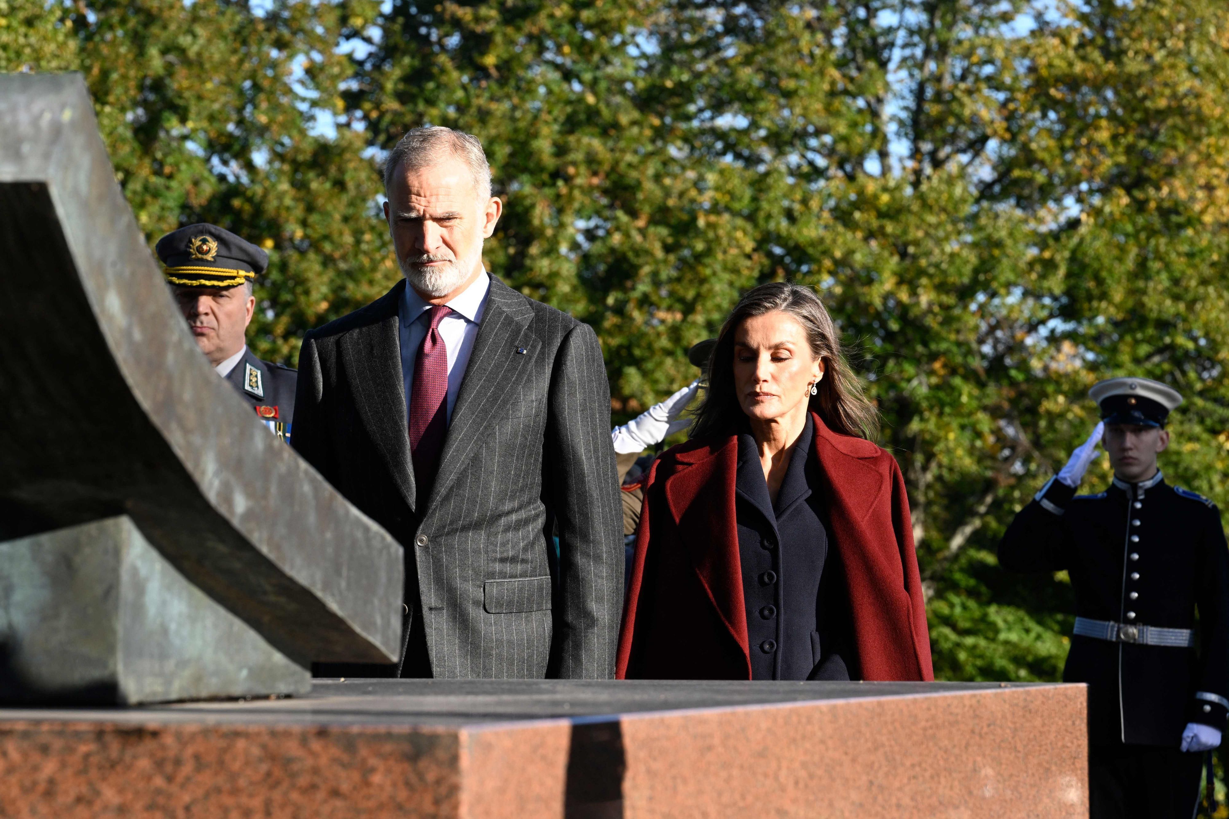 König Felipe VI. und Königin Letizia bei einer Kranzniederlegung auf dem Hietaniemi-Friedhof in Helsinki, dem Nationalfriedhof Finnlands.