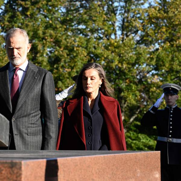 König Felipe VI. und Königin Letizia bei einer Kranzniederlegung auf dem Hietaniemi-Friedhof in Helsinki, dem Nationalfriedhof Finnlands.