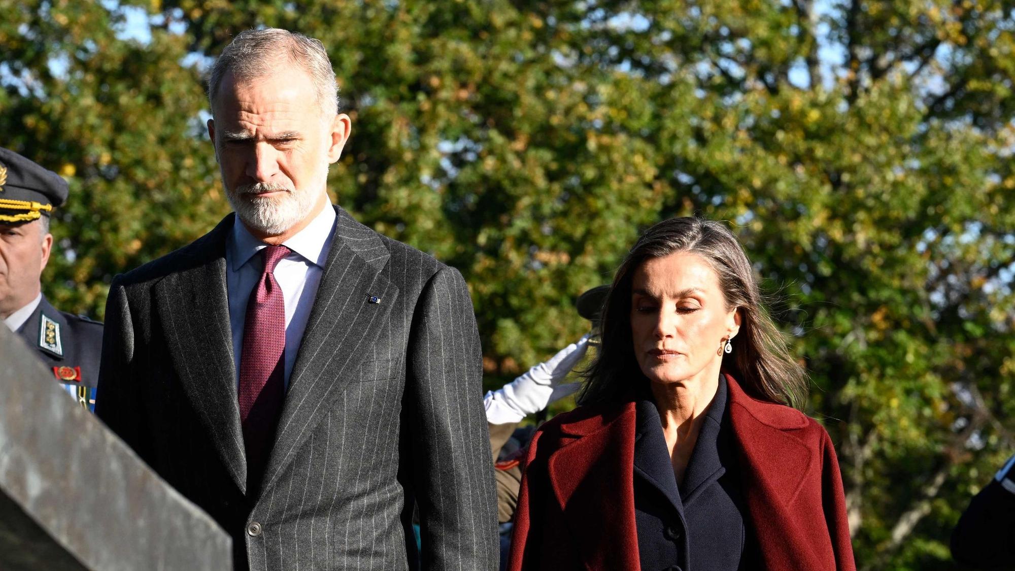 König Felipe VI. und Königin Letizia bei einer Kranzniederlegung auf dem Hietaniemi-Friedhof in Helsinki, dem Nationalfriedhof Finnlands.