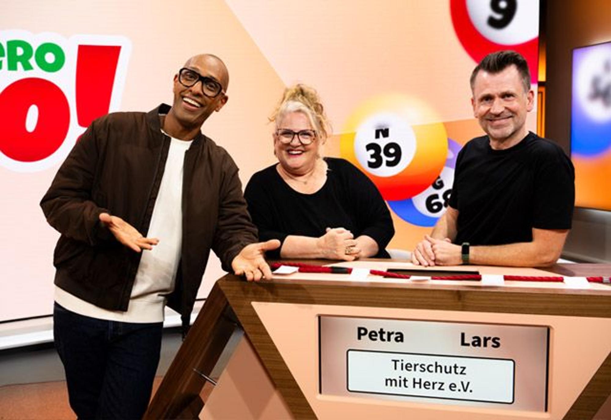 Amiaz Habtu (links) mit Petra und Lars am Spielpult der „Local Hero Bingo-Show“.
