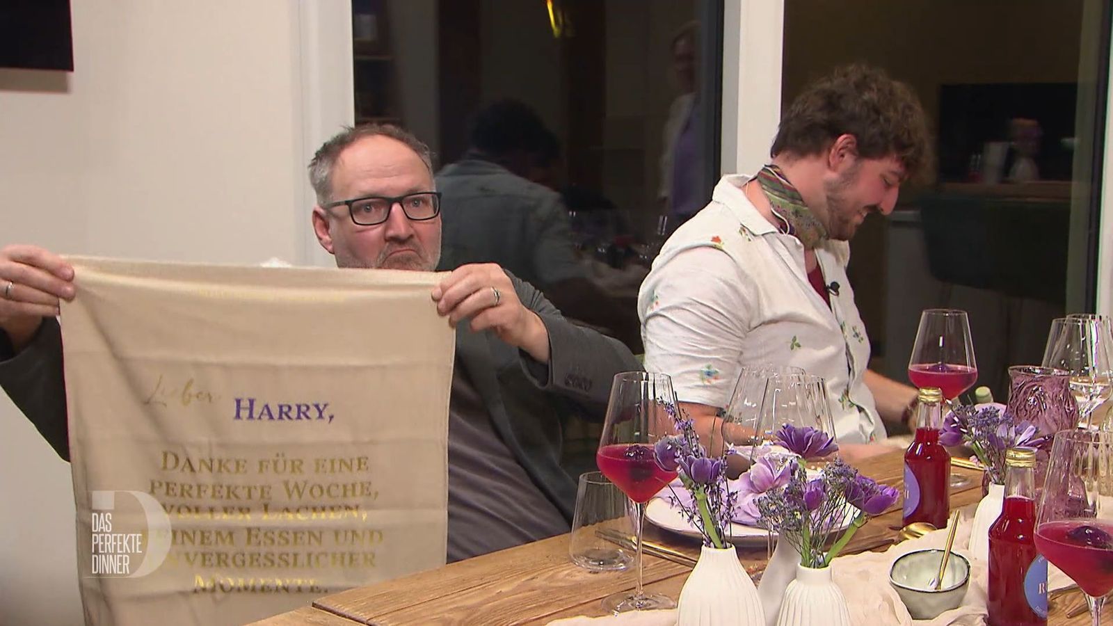 Harry (links) und David sind vom Gastgeschenk schwer beeindruckt.
 (Bild: RTL)