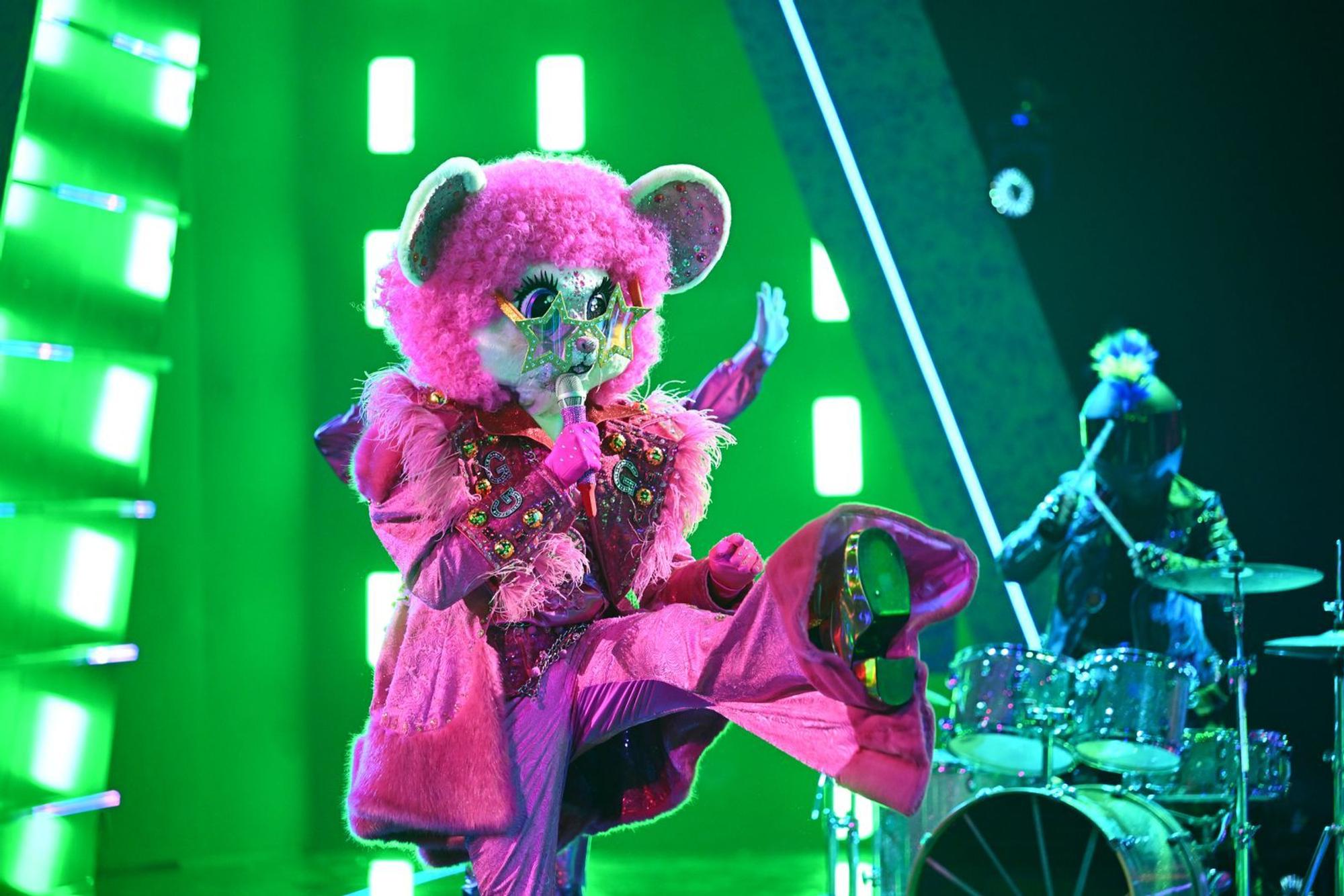 „Der größte Körperklaus bei 'The Masked Singer'“? So jedenfalls lobte Chris Tall den groovenden Groovy. (Bild: Joyn/Willi Weber)