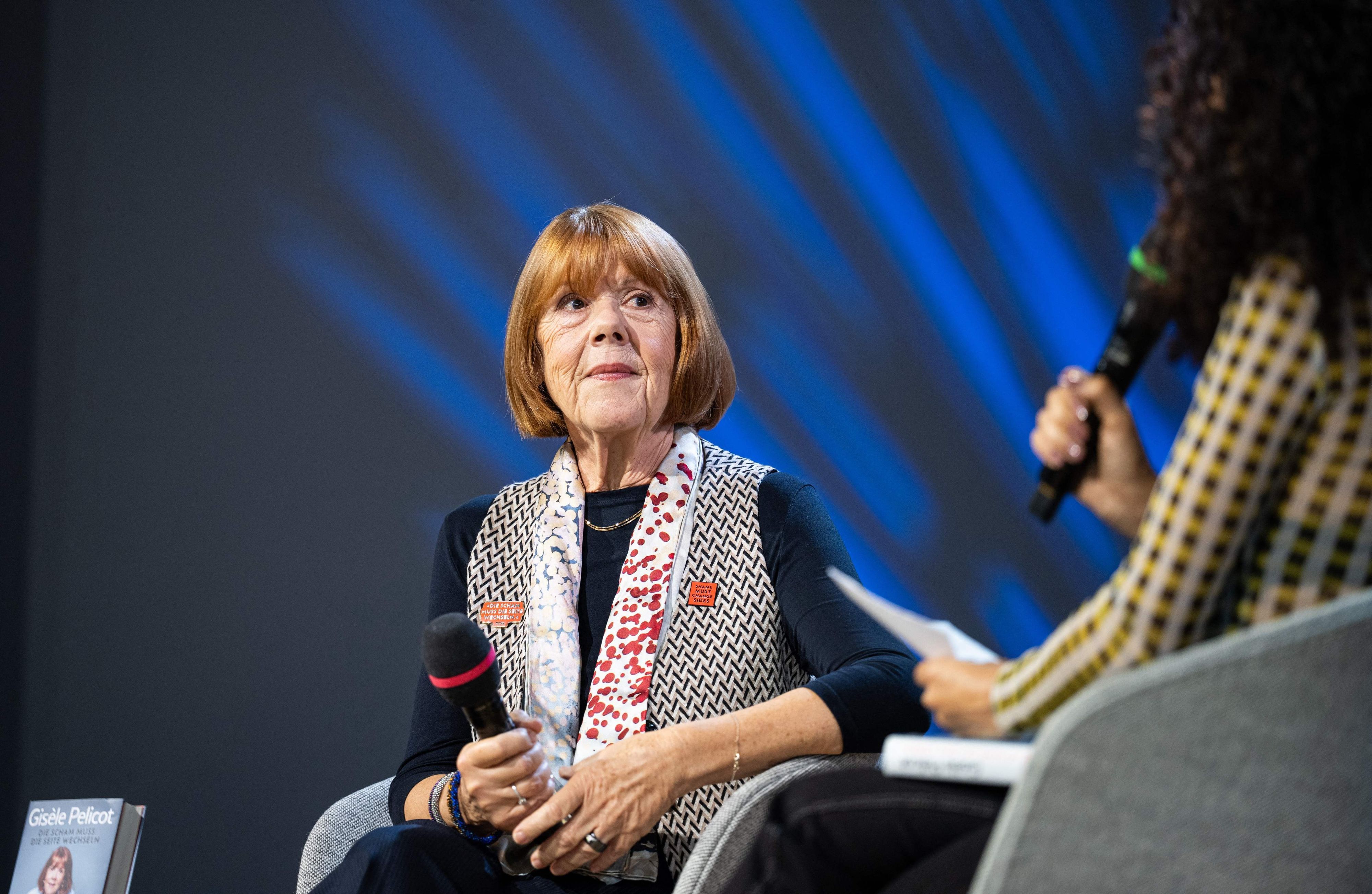 Das Bild zeigt Gisele Pelicot, die auf der Frankfurter Buchmesse auch über ihr Buch „Eine Hymne an das Leben“ sprach.