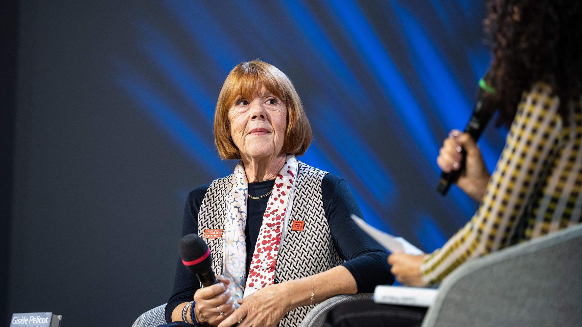 Das Bild zeigt Gisele Pelicot, die auf der Frankfurter Buchmesse auch über ihr Buch „Eine Hymne an das Leben“ sprach.