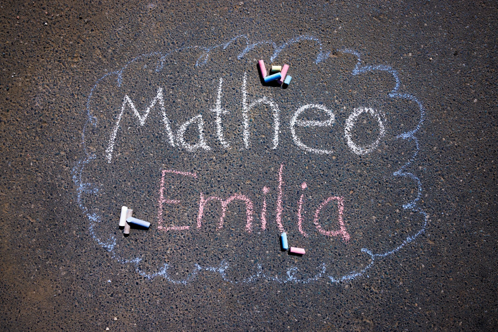 Die Namen Matheo und Emilia sind auf den Boden geschrieben.