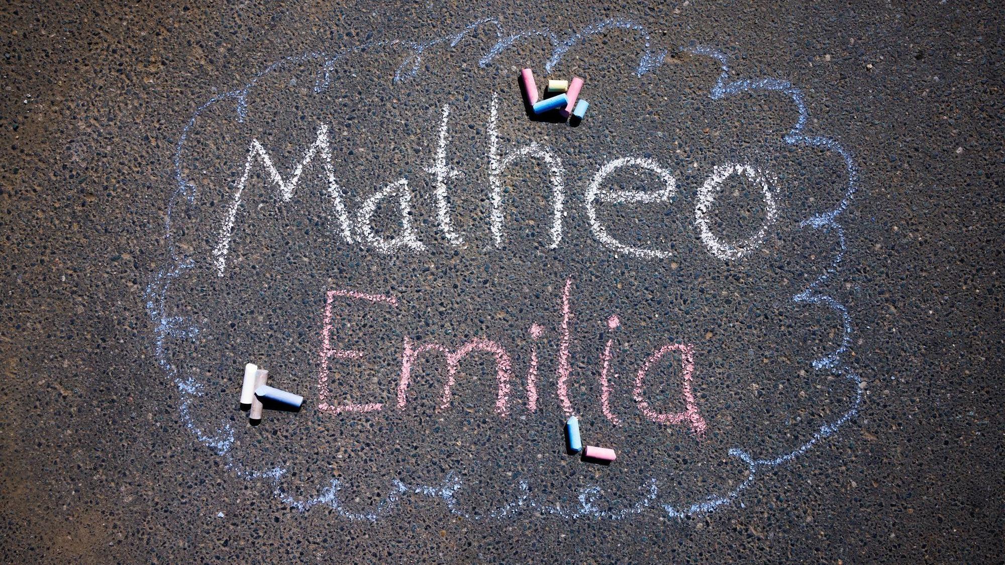 Die Namen Matheo und Emilia sind auf den Boden geschrieben.