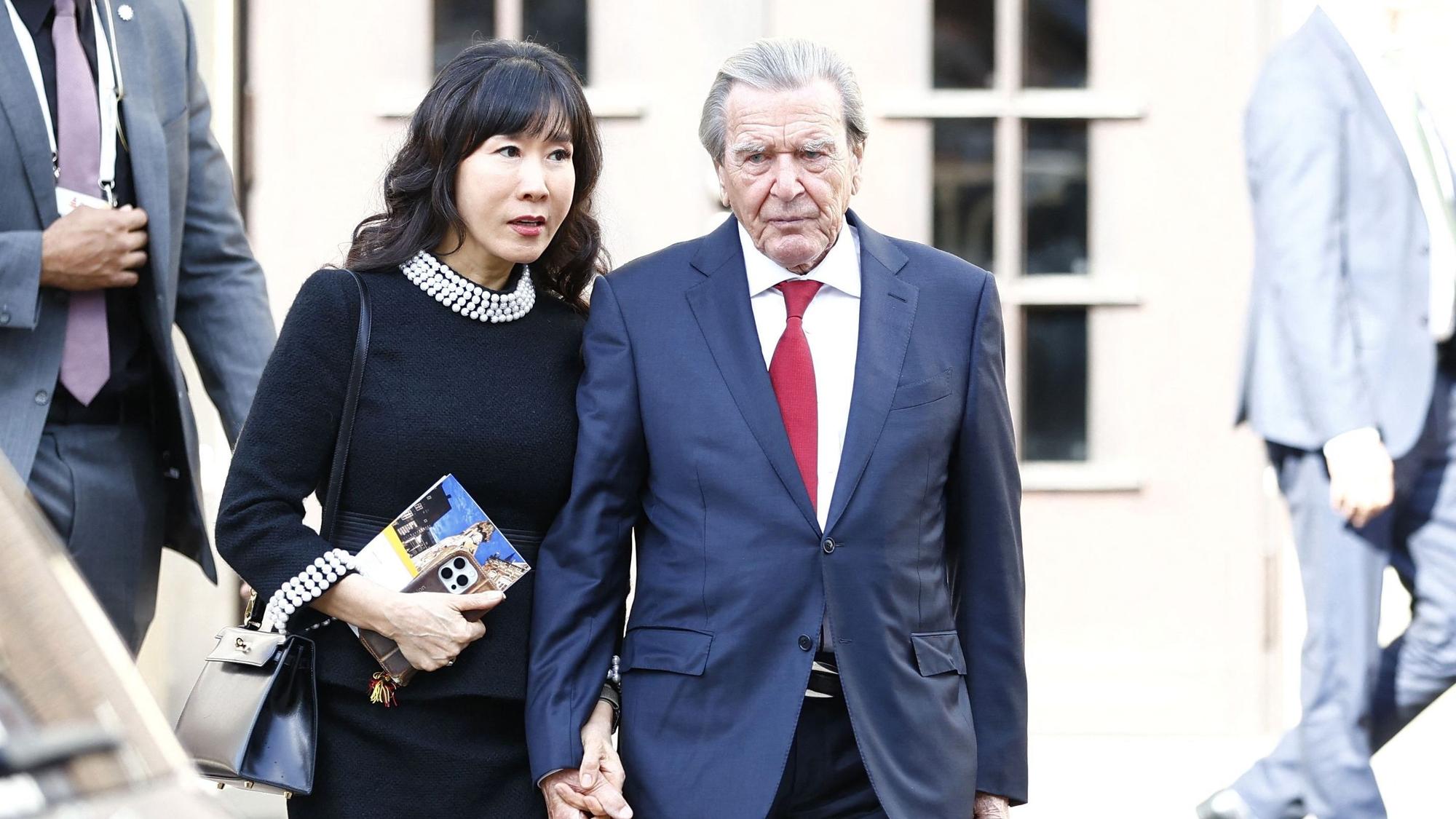 So-yeon Schröder-Kim und Ex-Bundeskanzler Gerhard Schröder.