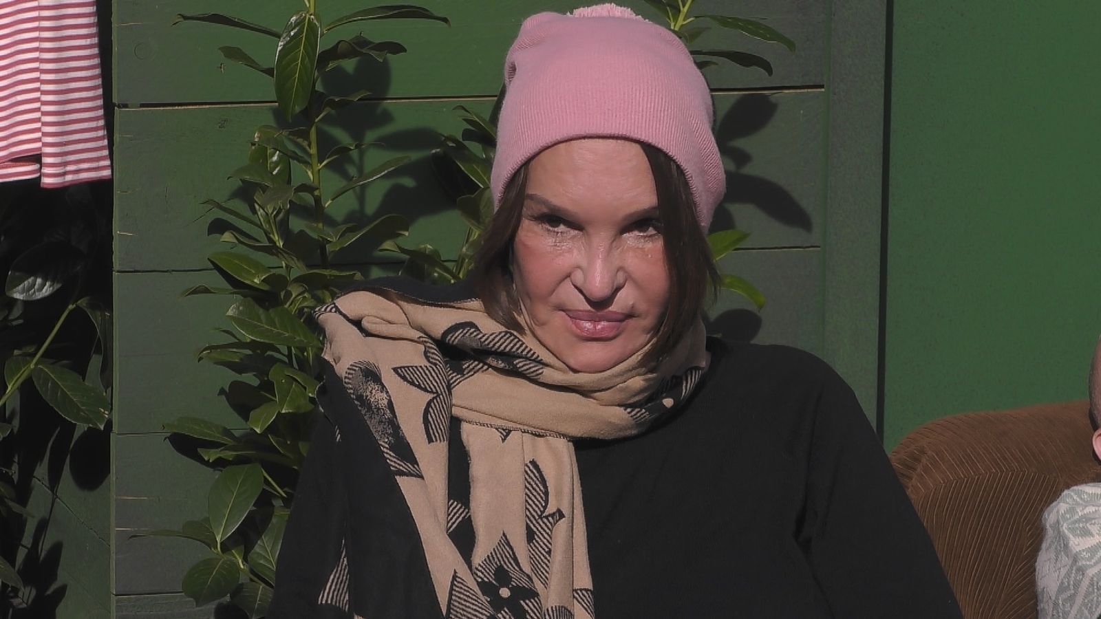 Anouschka Renzi spricht im „Promi Big Brother“-Garten über einen jahrelangen Verrat, der ihre Ehe und auch eine 30-jährige Freundschaft zerstört habe. (Bild: Joyn)