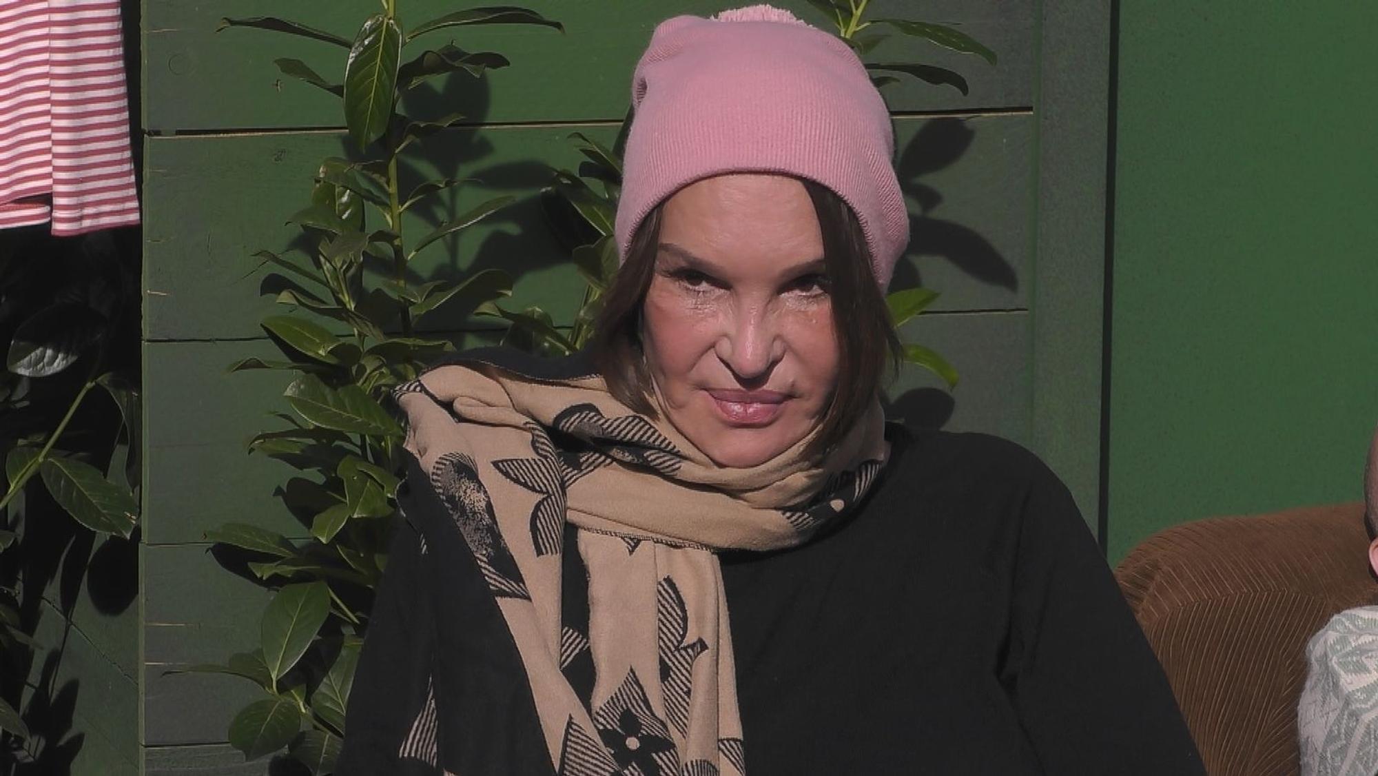 Anouschka Renzi spricht im „Promi Big Brother“-Garten über einen jahrelangen Verrat, der ihre Ehe und auch eine 30-jährige Freundschaft zerstört habe. (Bild: Joyn)