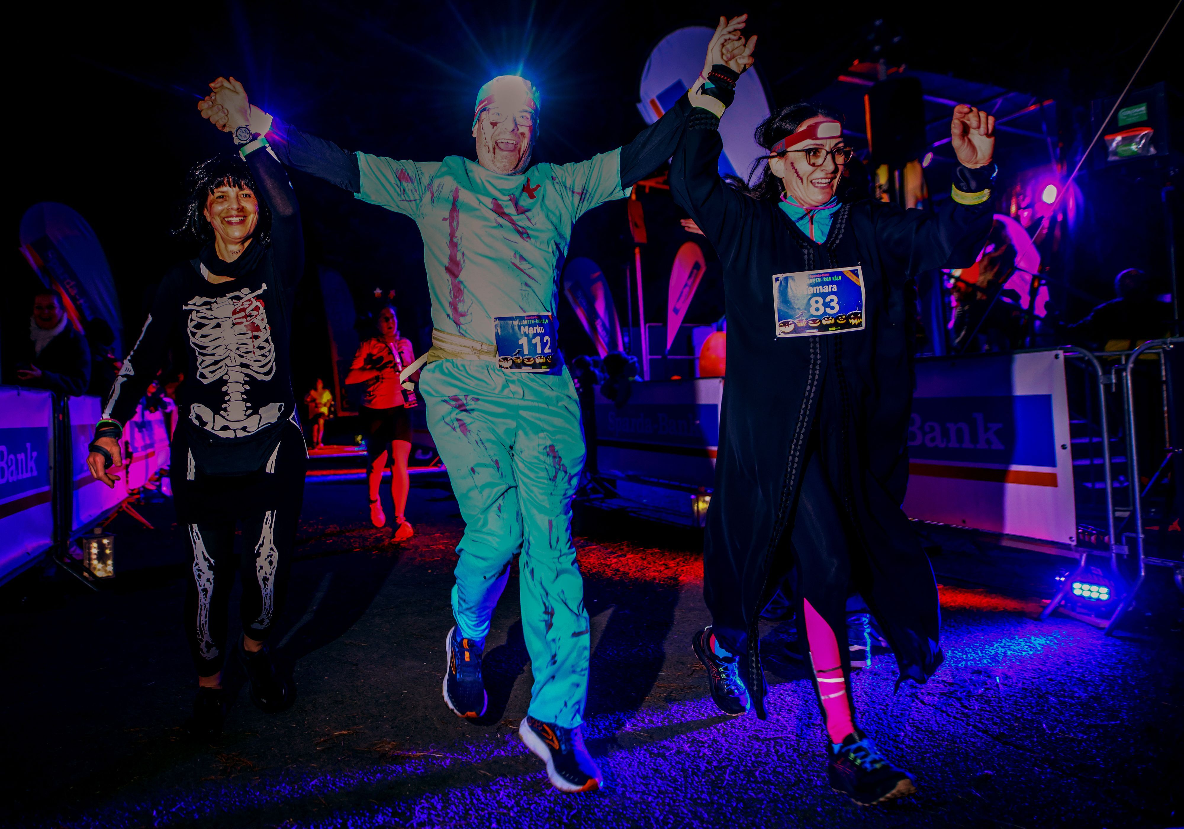 Kostümierte Läufer starten beim Halloween-Run durch den Botanischen Garten. (Archivbild)