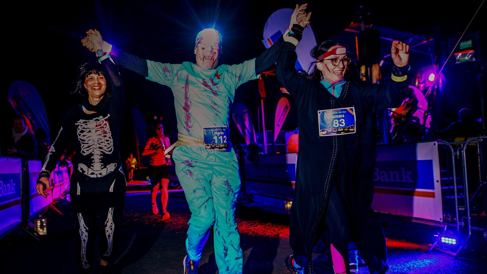 Kostümierte Läufer starten beim Halloween-Run durch den Botanischen Garten. (Archivbild)