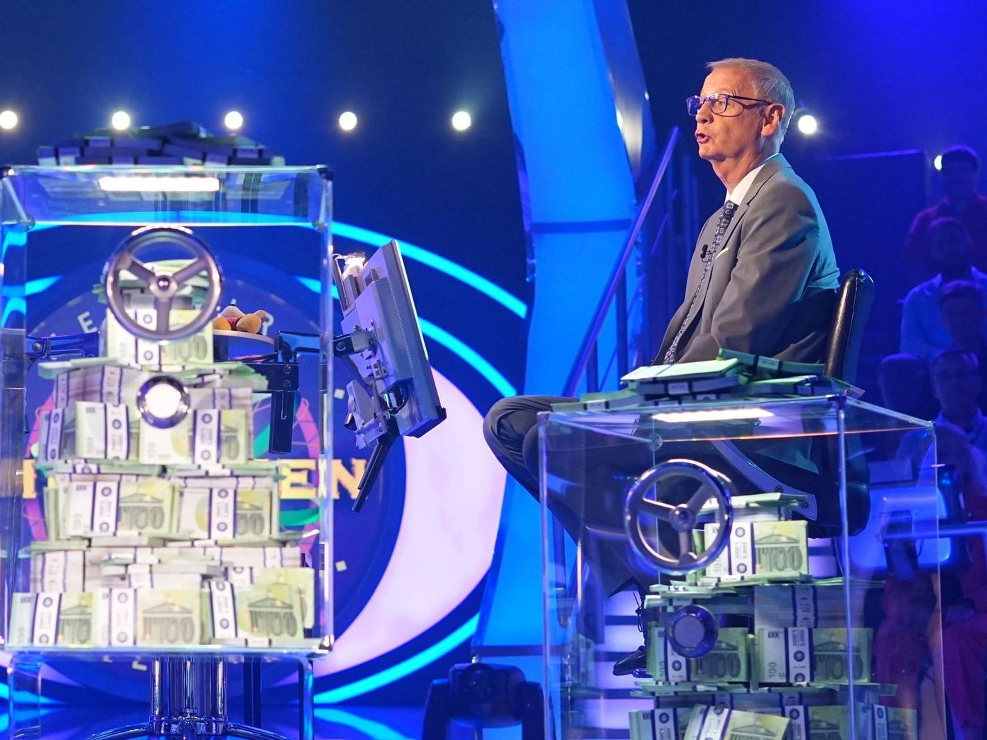 So nah und doch so fern: Der Geldberg bei Günther Jauch blieb für Kandidatin Gabriele Schmickl unerreichbar - auf fast tragische Weise. (Bild: RTL/Stefan Gregorowius)