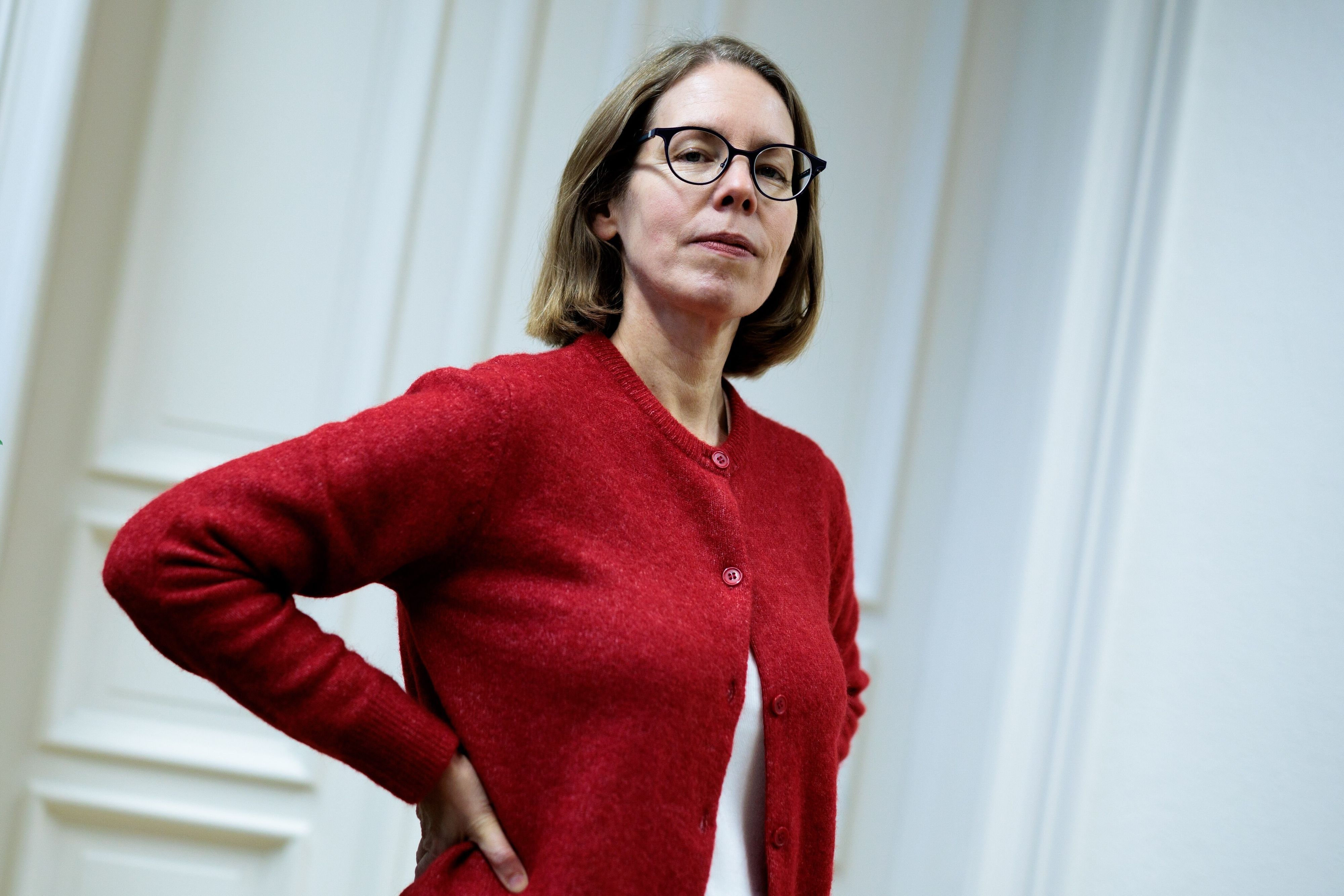 Ex-Oberstaatsanwältin Anne Brorhilker, Co-Geschäftsführerin der Bürgerbewegung Finanzwende e.V., steht in den Büroräumen des Vereins.