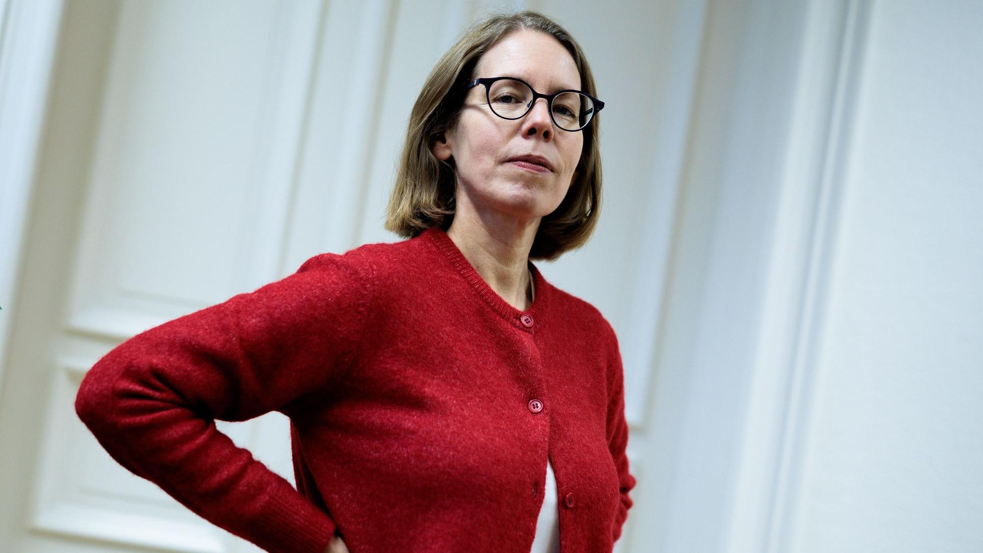 Ex-Oberstaatsanwältin Anne Brorhilker, Co-Geschäftsführerin der Bürgerbewegung Finanzwende e.V., steht in den Büroräumen des Vereins.