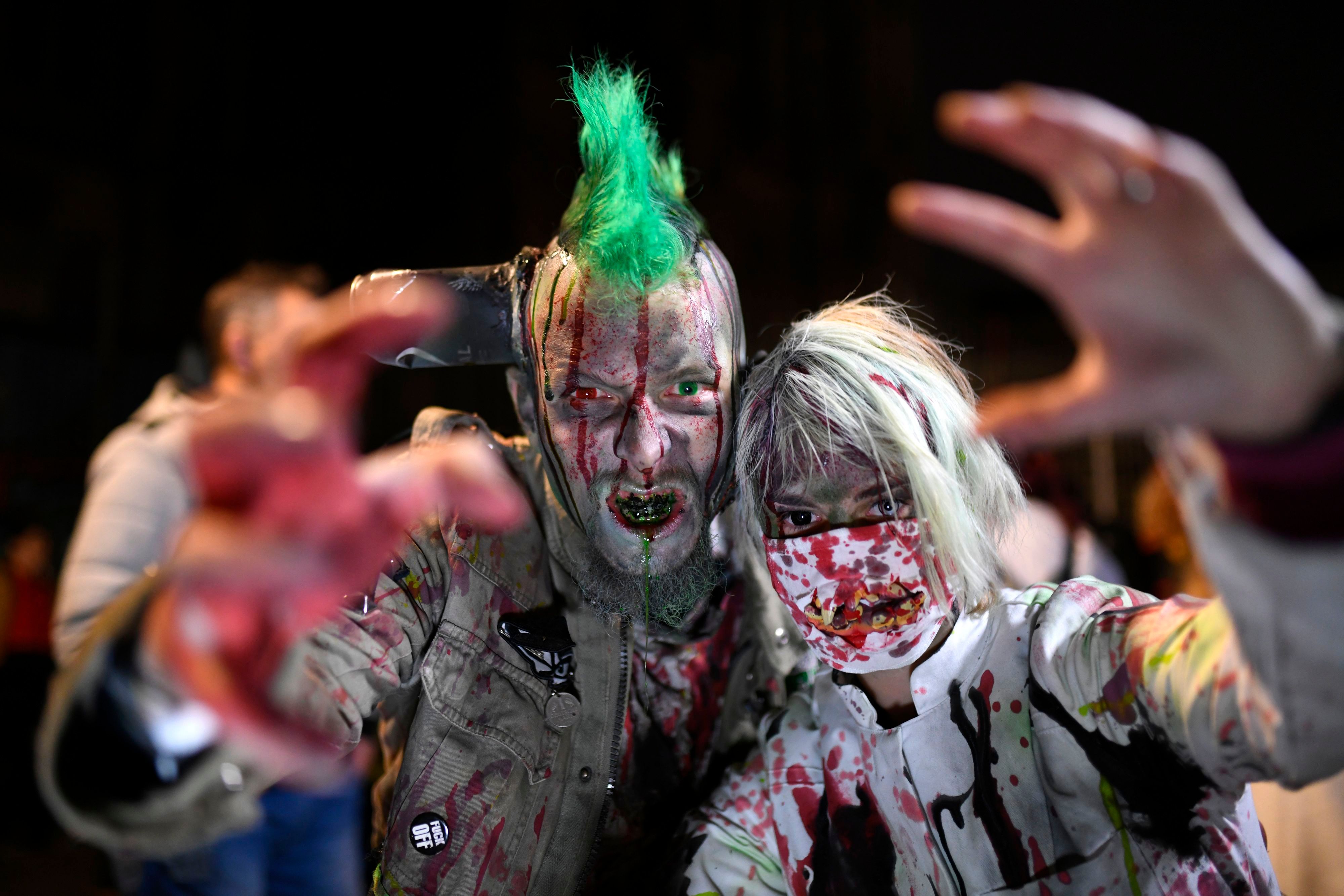 Als Zombies geschminkte Menschen nehmen am ‚Zombie-Walk‘ in Essen teil. (Archivbild)