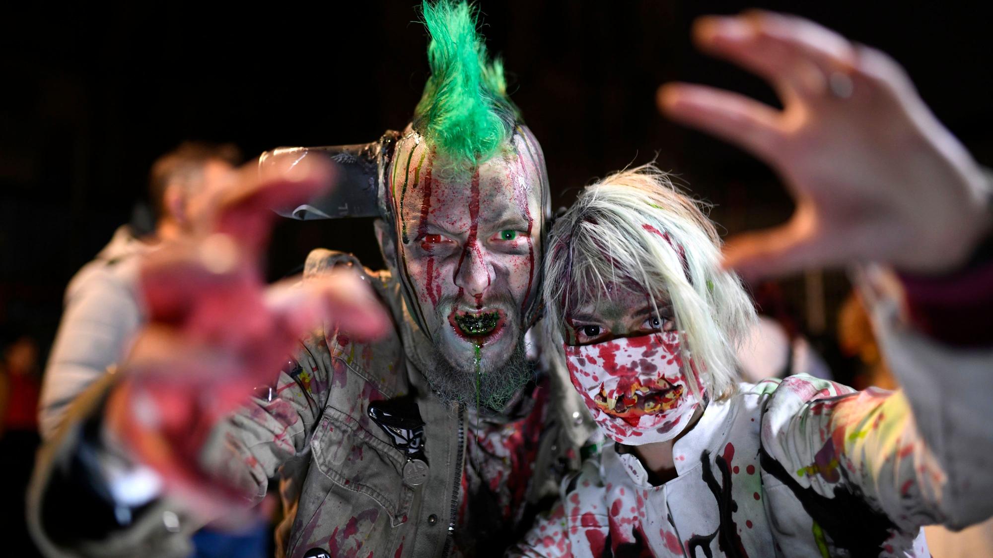 Als Zombies geschminkte Menschen nehmen am ‚Zombie-Walk‘ in Essen teil. (Archivbild)