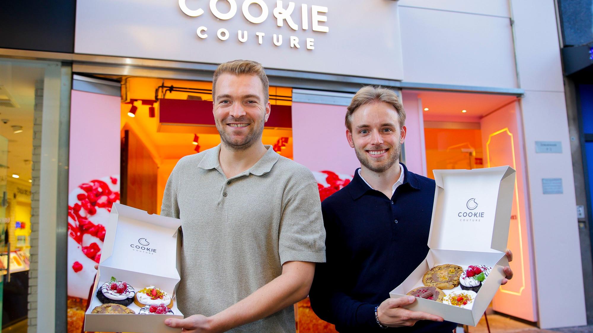 Niklas Schenk (l.) und Kilian Wisskirchen vor der Filiale in der Schildergasse