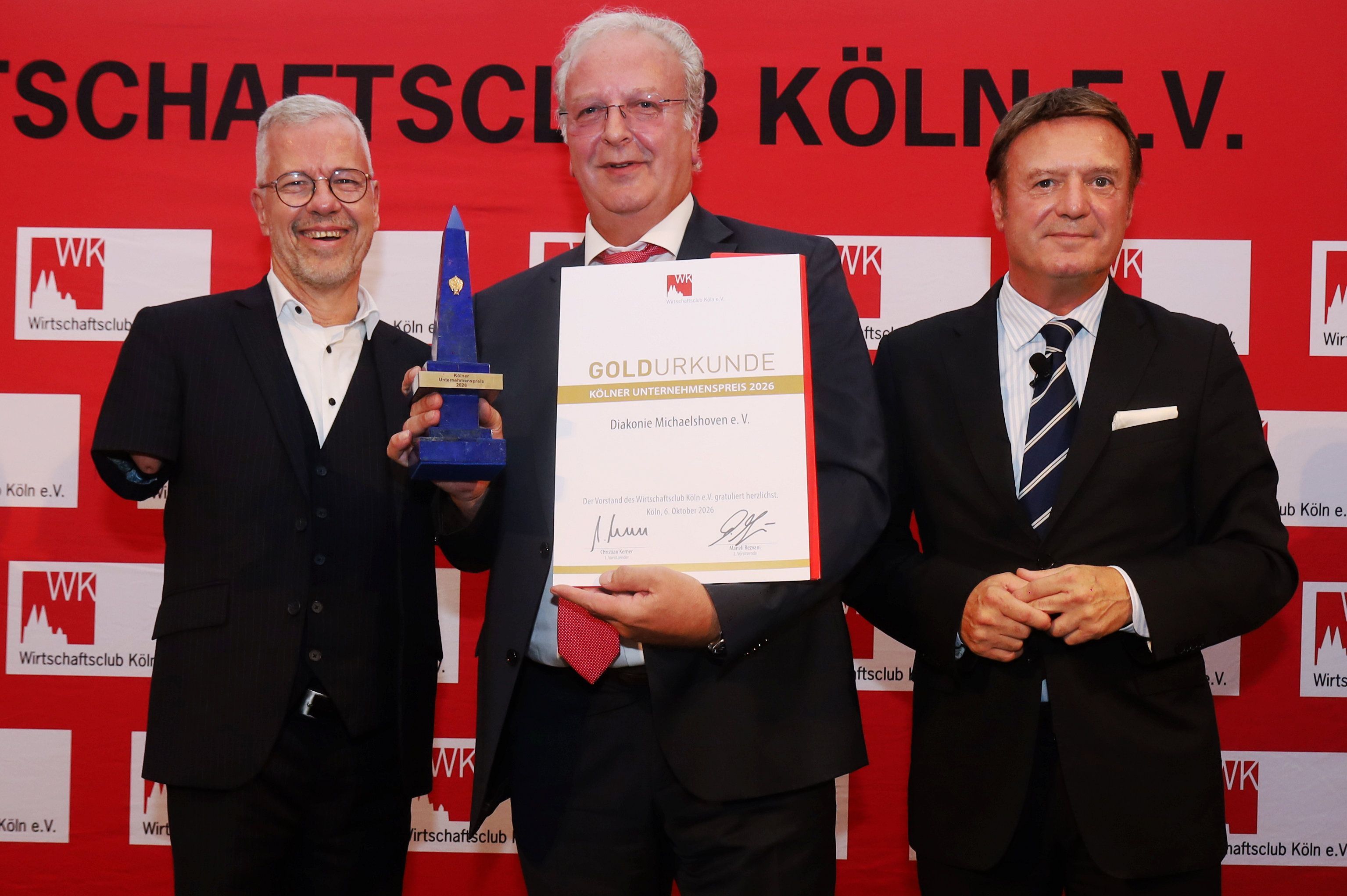 Verleihung des Unternehmenspreises 2026 durch den Wirtschaftsclub Köln. Die Vorstände des Gewinners Diakonie (Rainer Schmidt, v.l.), Uwe Ufer und Clubpräsident Christian Kerner