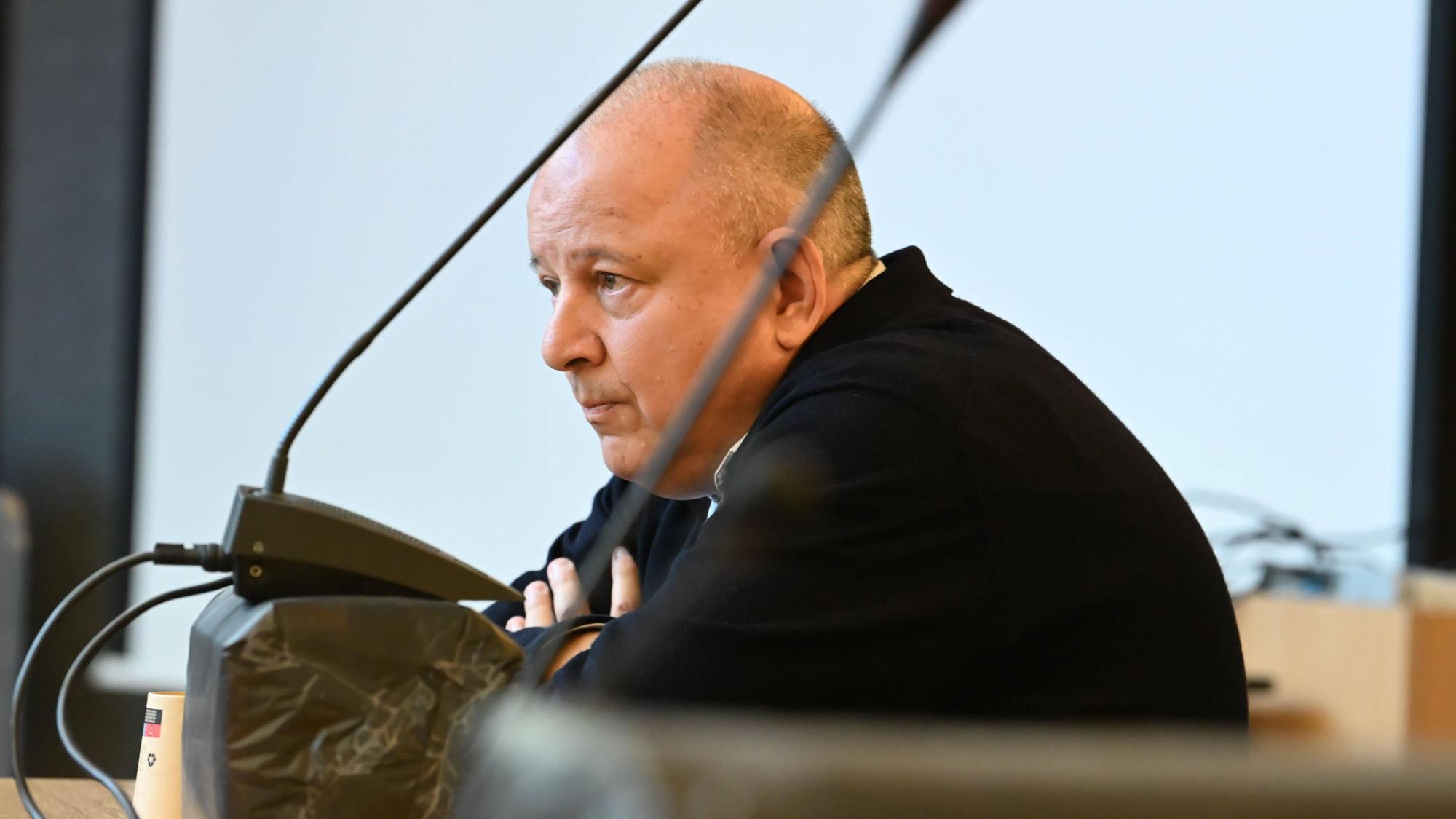 Nicolas Ullens (61) während der Urteilsverkündung im Mordprozess um seine Stiefmutter Myriam Ullens de Schooten am 7. Oktober 2026 in Nivelles.