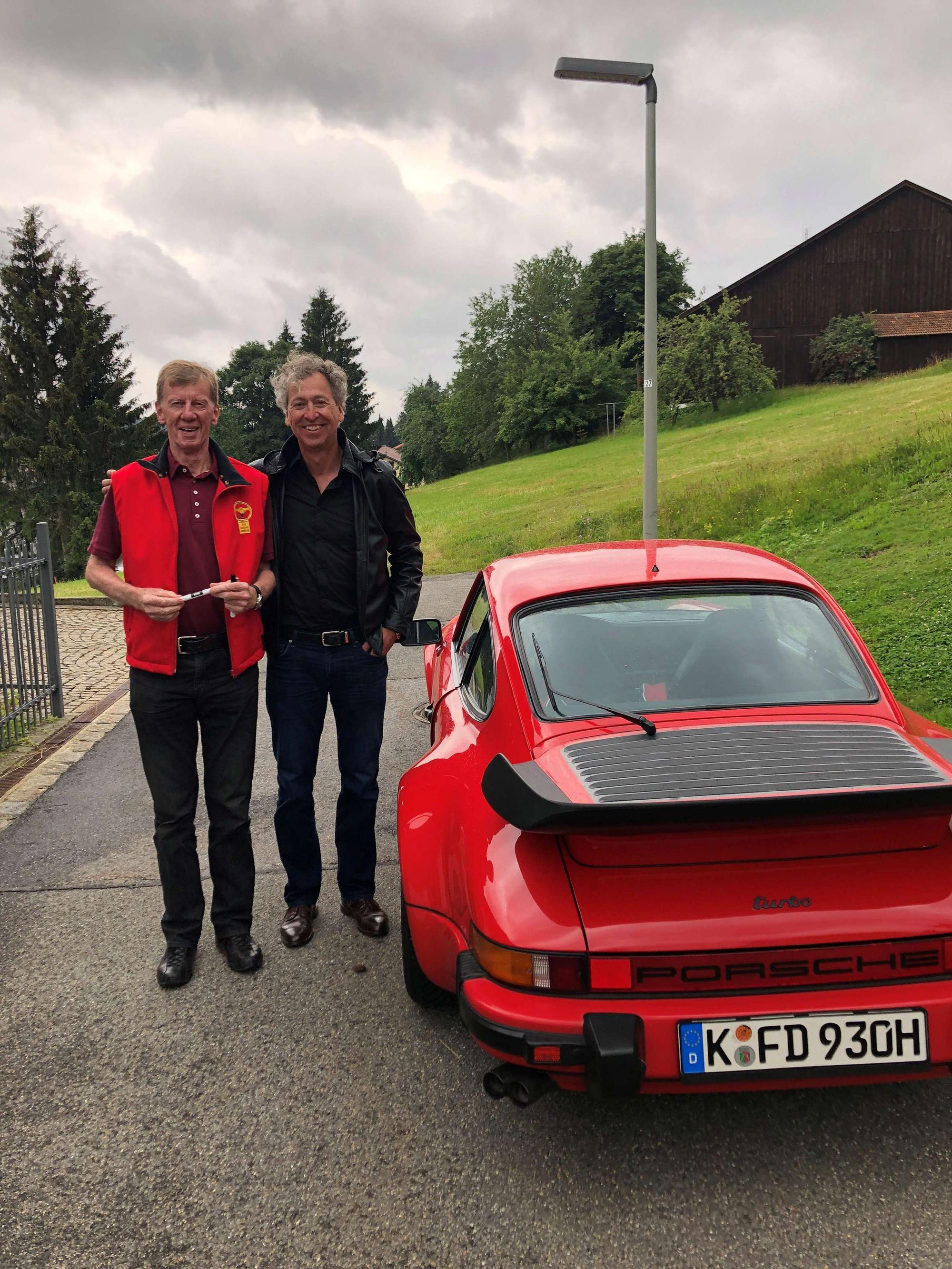 Besuch bei einer Rallye-Legende: Frank Dellanna zeigt Walter Röhrl nochmal dessen roten Hochzeitsflitzer.